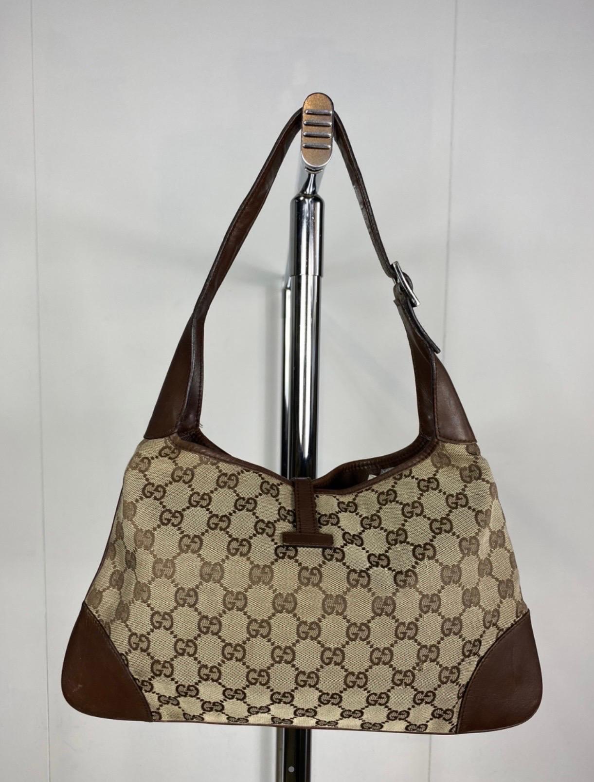 Gucci Jackie medium bag in brown-toned monogram fabric, brown leather corners and shoulder strap finishing, there are signs of time and wear as shown in the attached photos, dimensions: length 33cm, height 22cm.
Good conditions.