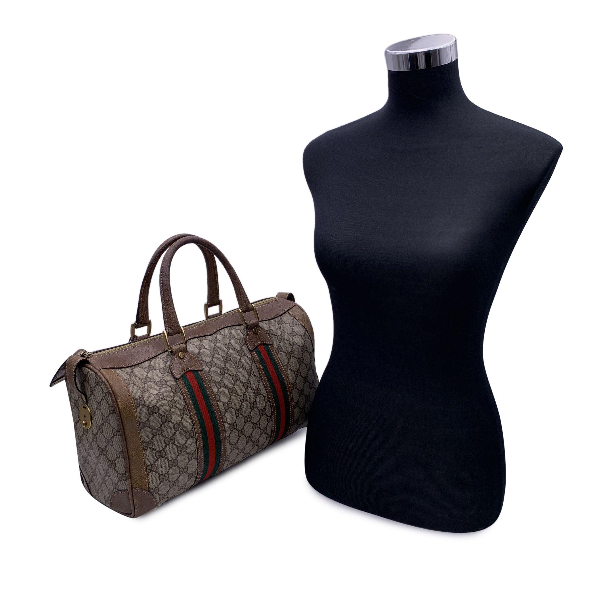Gucci Vintage Beige Segeltuch und Leder Monogram Web Duffle Boston Bag. Hellbraune Lederbesätze und Griffe. Doppelte Griffe oben. Oberer Reißverschluss + Sicherheitsschlüssel an der Seite (Schlüssel mit Lederclochette im Lieferumfang enthalten).