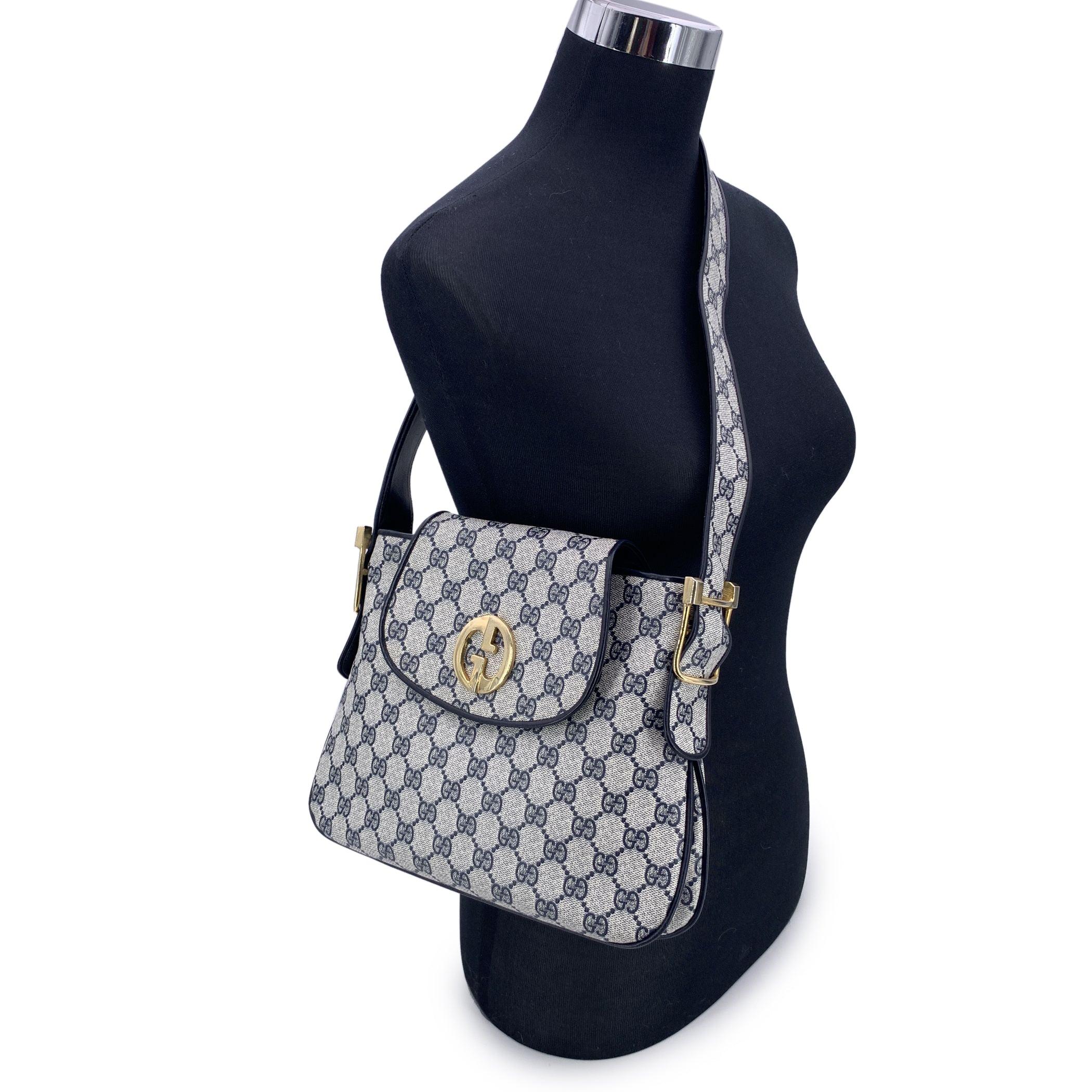 Un auténtico clásico de los elegantes archivos de GUCCI, este bolso bandolera vintage con monograma captura la tranquila sofisticación de una época anterior. Confeccionado en la emblemática lona azul con el monograma GG de la marca, el bolso está