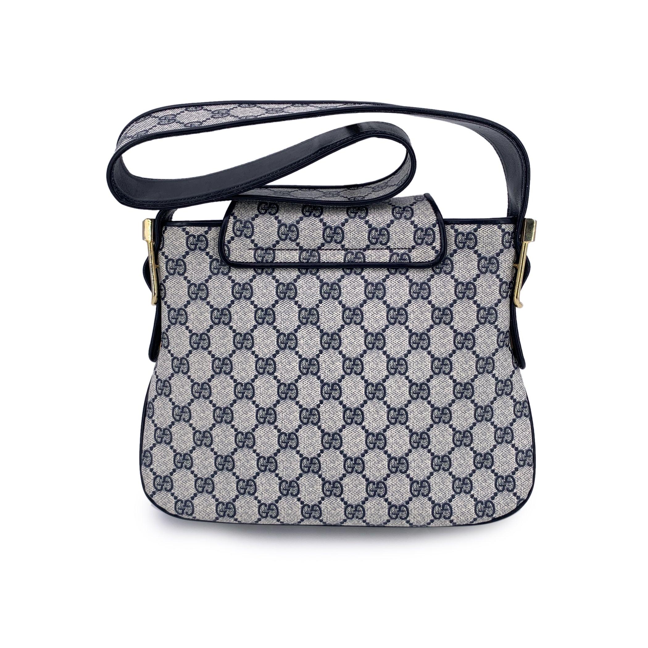 Gucci Vintage Azul Marino Monograma Lienzo Logo Bolso con Solapa Gris en venta