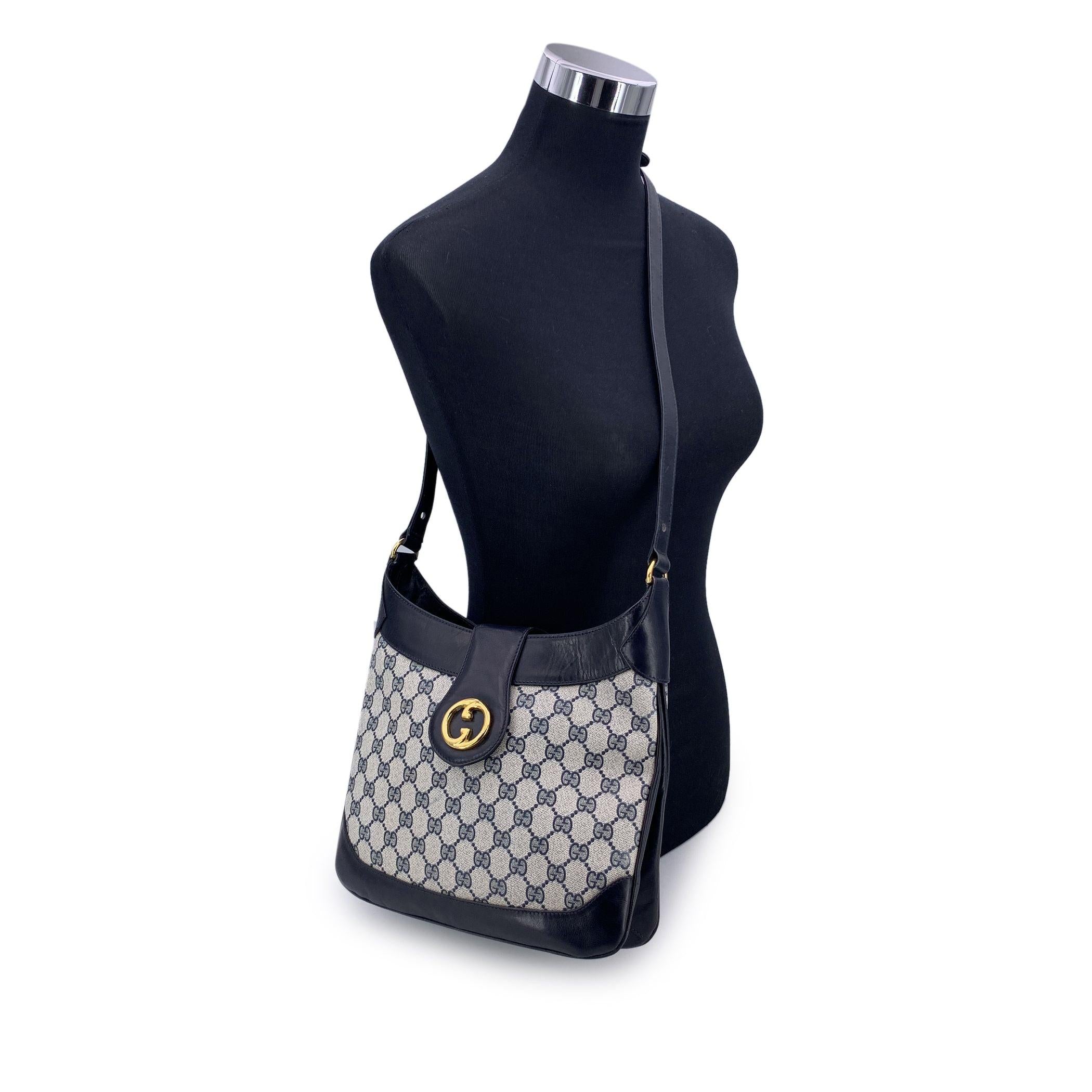 Diese Vintage-Umhängetasche mit Monogramm ist ein echter Klassiker aus den eleganten Archiven von GUCCI und fängt die ruhige Raffinesse einer früheren Ära ein. Die aus dem für die Marke charakteristischen blauen GG Monogram Canvas gefertigte Tasche