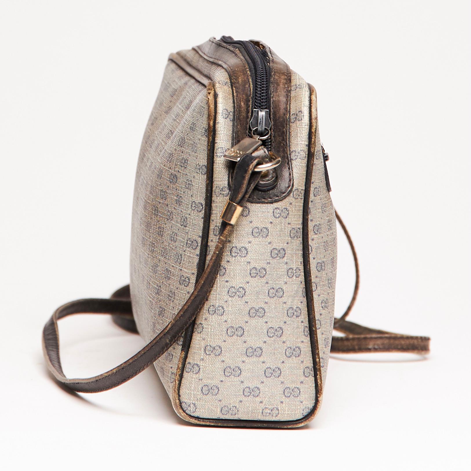 Gucci Vintage Navy GG Supreme Monogram Crossbody Bag Small In Fair Condition In Montreal, Quebec