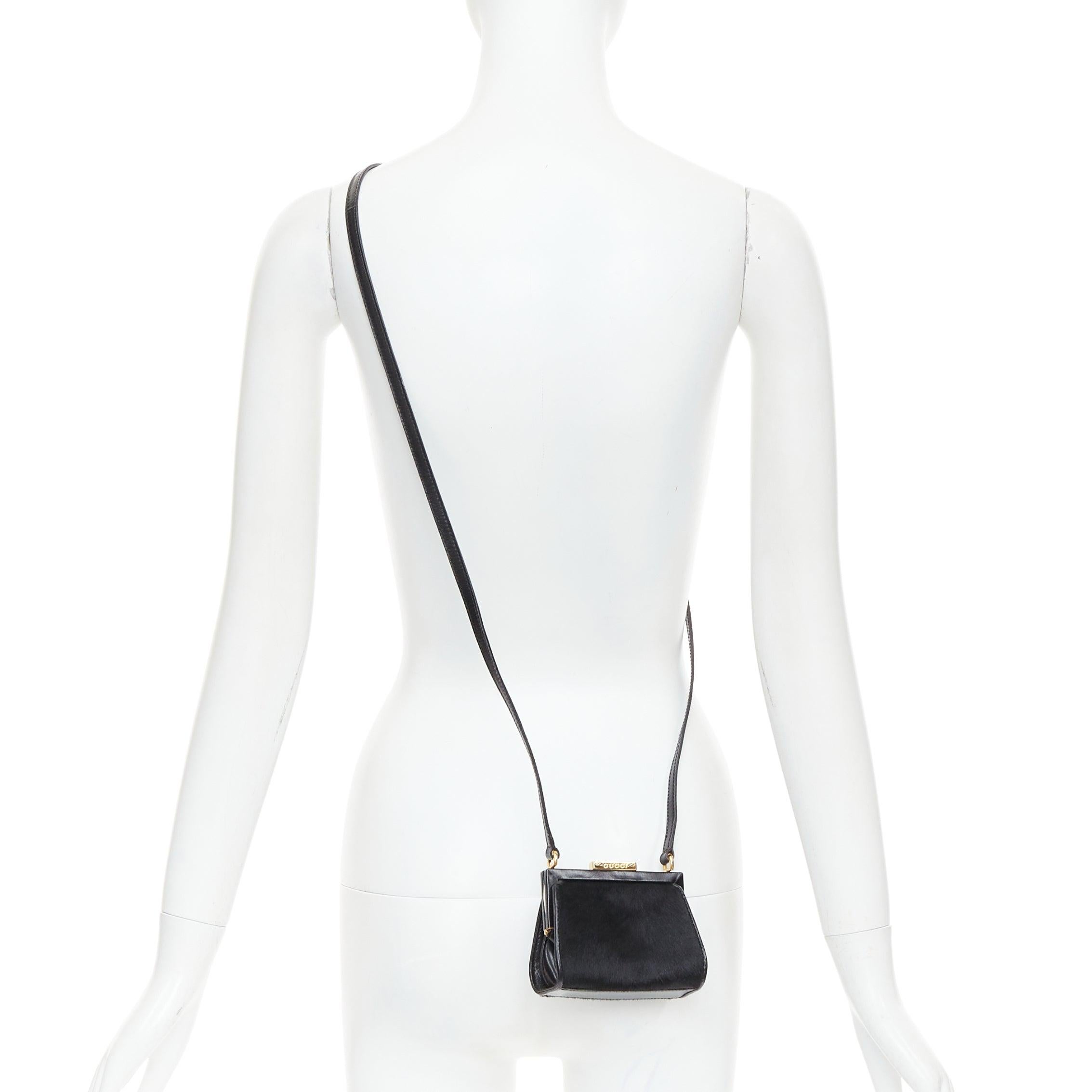 GUCCI Vintage Old Haroco schwarz Pony Haar Gold Logo Rahmen Crossbody Mini Tasche
Referenz: TGAS/E00878
Marke: Gucci
Designer: Tom Ford
MATERIAL: Ponyhaar, Leder
Farbe: Schwarz, Gold
Muster: Solide
Verschluss: Schließe
Innenfutter: Schwarzes