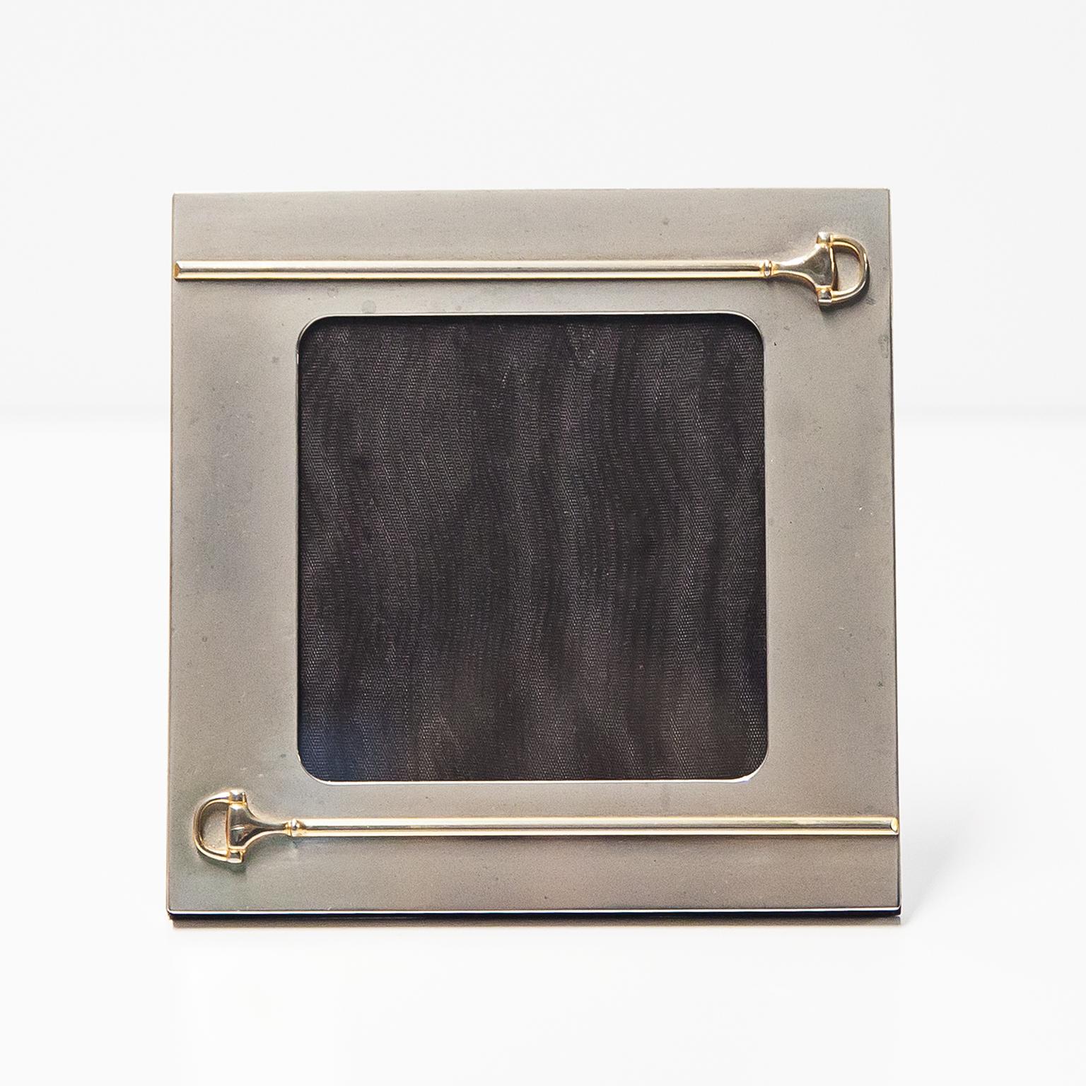 Eleganter Gucci-Bilderrahmen aus versilbertem Chrom und Messing, gestaltet im typischen Gucci-Steigbügel-Design und mit der Gucci-Marke auf der Rückseite. In sehr gutem Vintage-Zustand.
