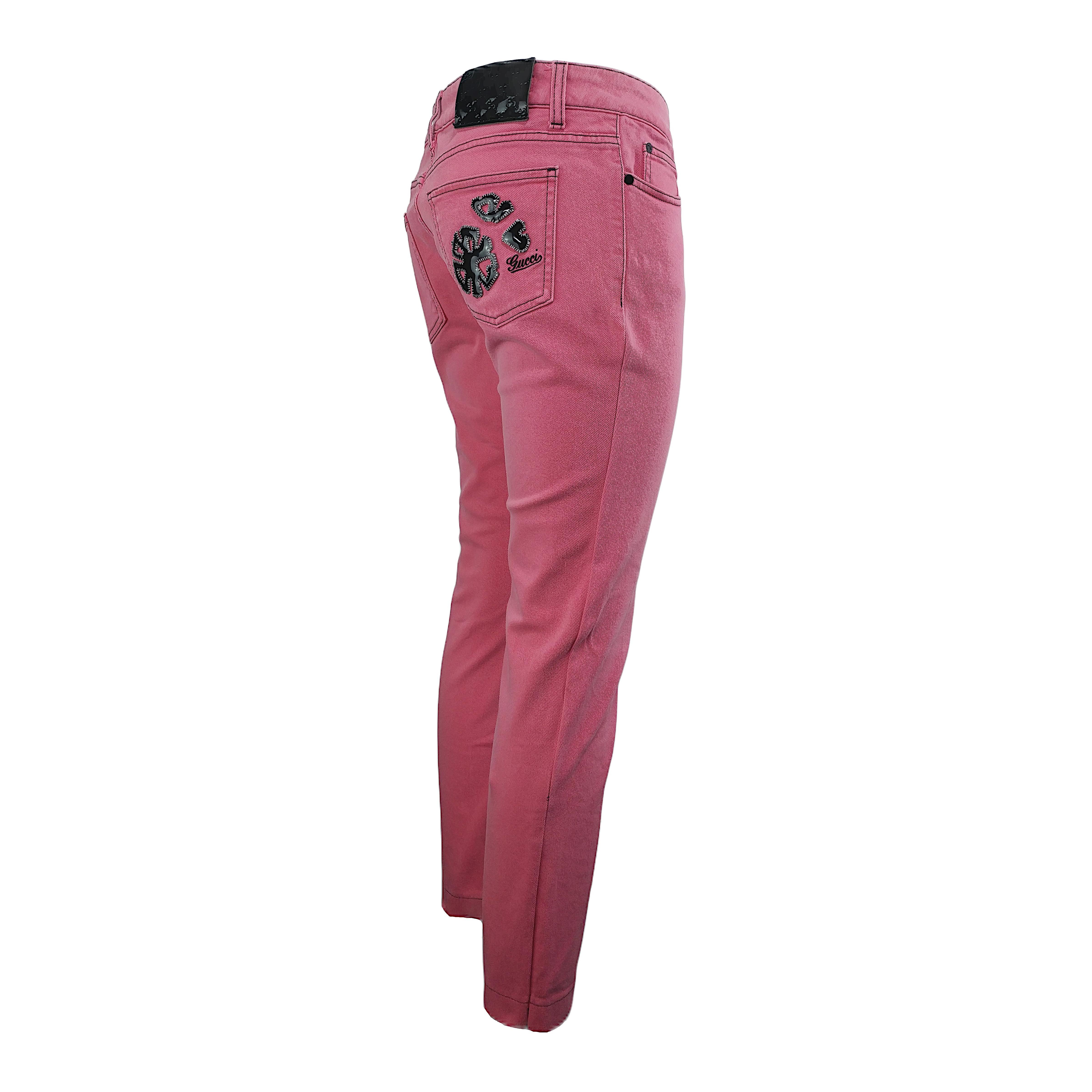 A gorgeous pair of vintage pink denim 5-pockets jeans in excellent conditions, dated 2007 and designed by Frida Giannini. They feature a low rise, black logoed metal buttons and a golden zip, patches on the back right pocket with flowers and the