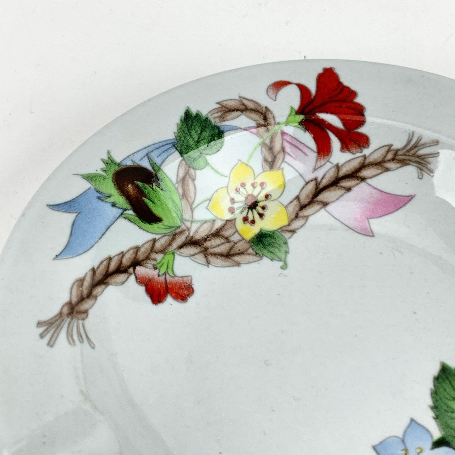 Gucci Vintage round-shaped ashtray, from the 'Cesti e Nastri' line. Designed by Mancioli - Made in Italy. White porcelain with multicolored flowers and fruits design. Flame resistant and microwave and dishwasher safe. Gucci signature on top and
