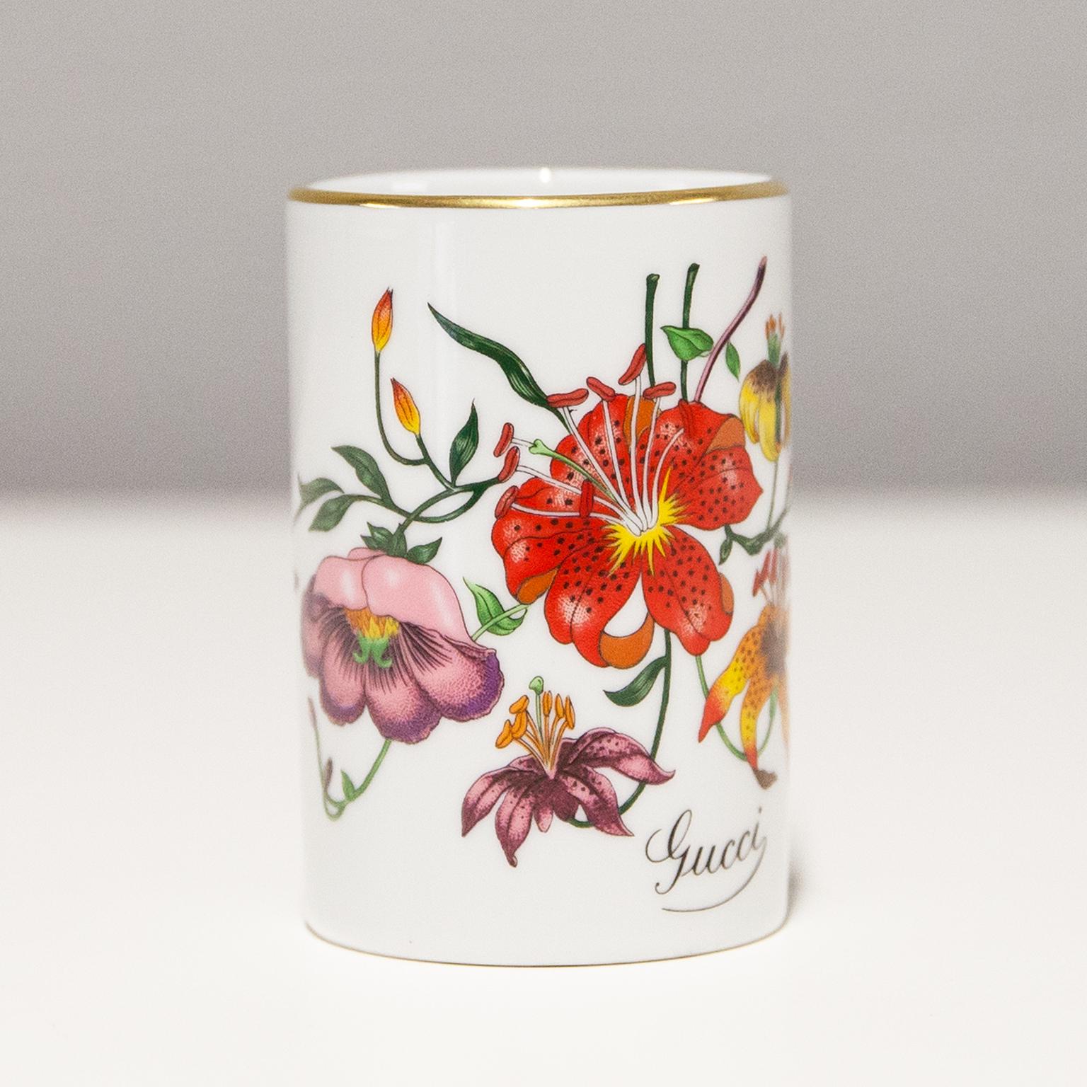 Mug ou tasse à thé en porcelaine de Gucci Vintage avec motif floral peint à la main. Signé Gucci et réalisé par Richard Ginori dans les années 1970. Cette magnifique pièce est en très bon état vintage.