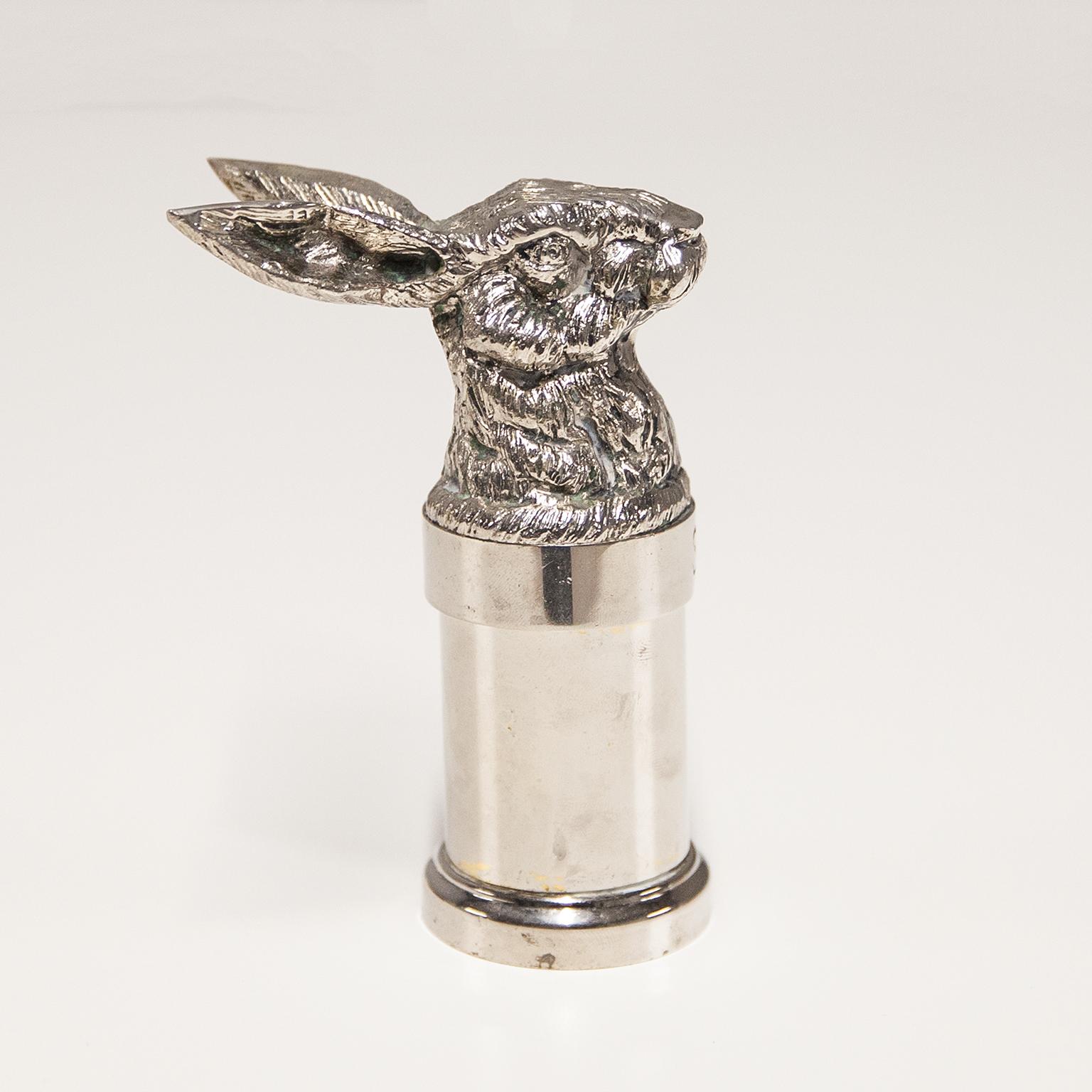 Gucci vintage salt and pepper mill in the design of a rabbit head in silver plated metal and in very good vintage condition. Signed Gucci.