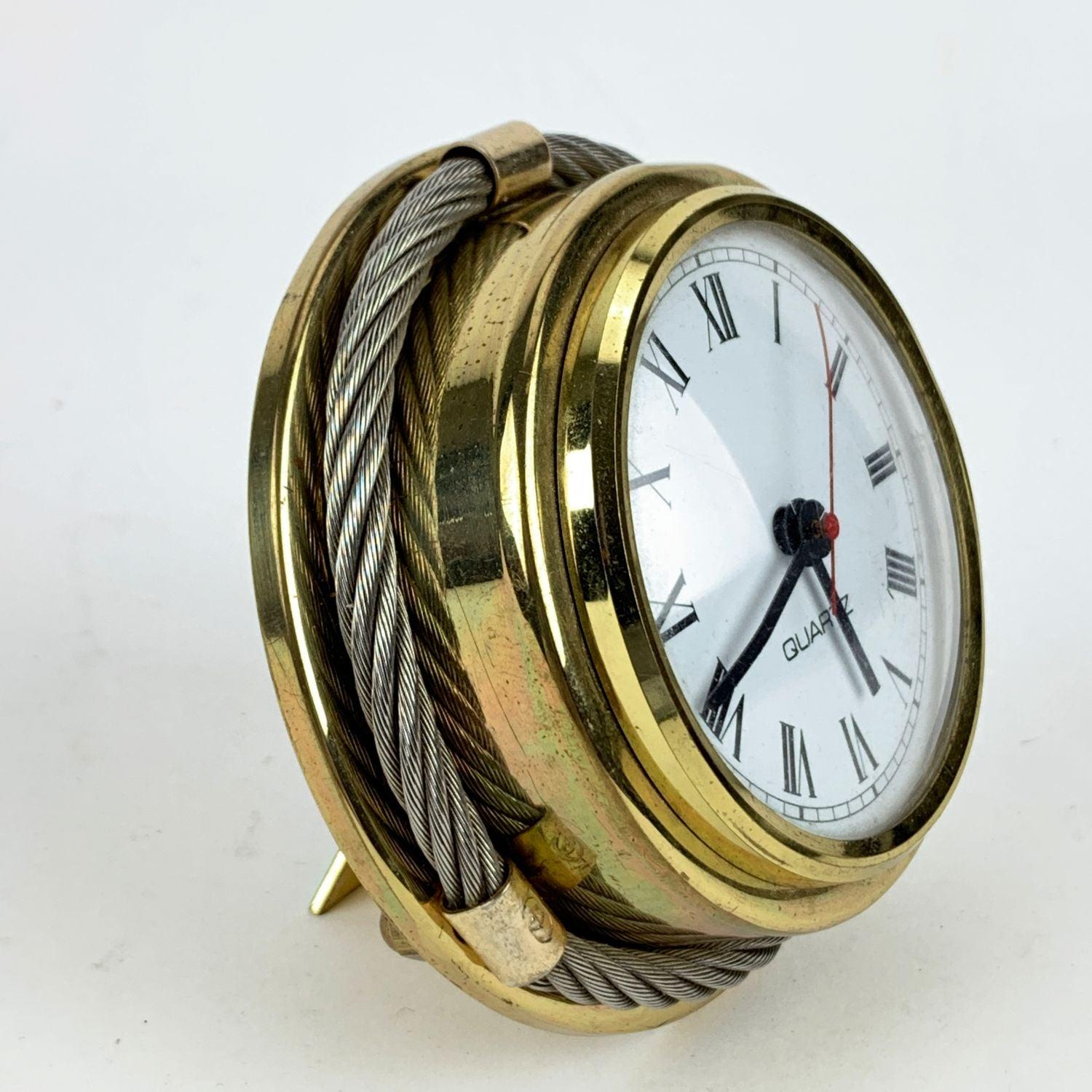 Horloge de bureau vintage rare de Gucci. Métal doré et argenté. De forme ronde. Mouvement à quartz. Chiffres romains. La mention 