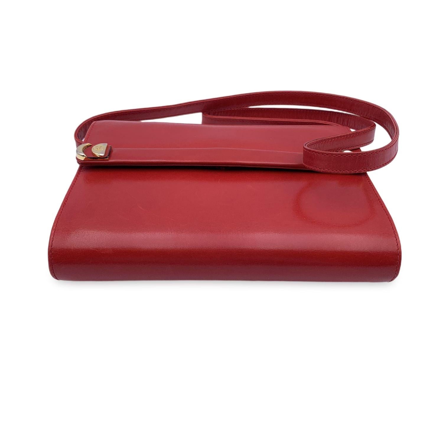 Gucci Vintage Red Leather Convertible Shoulder Bag Clutch In Good Condition For Sale In Rome, Rome