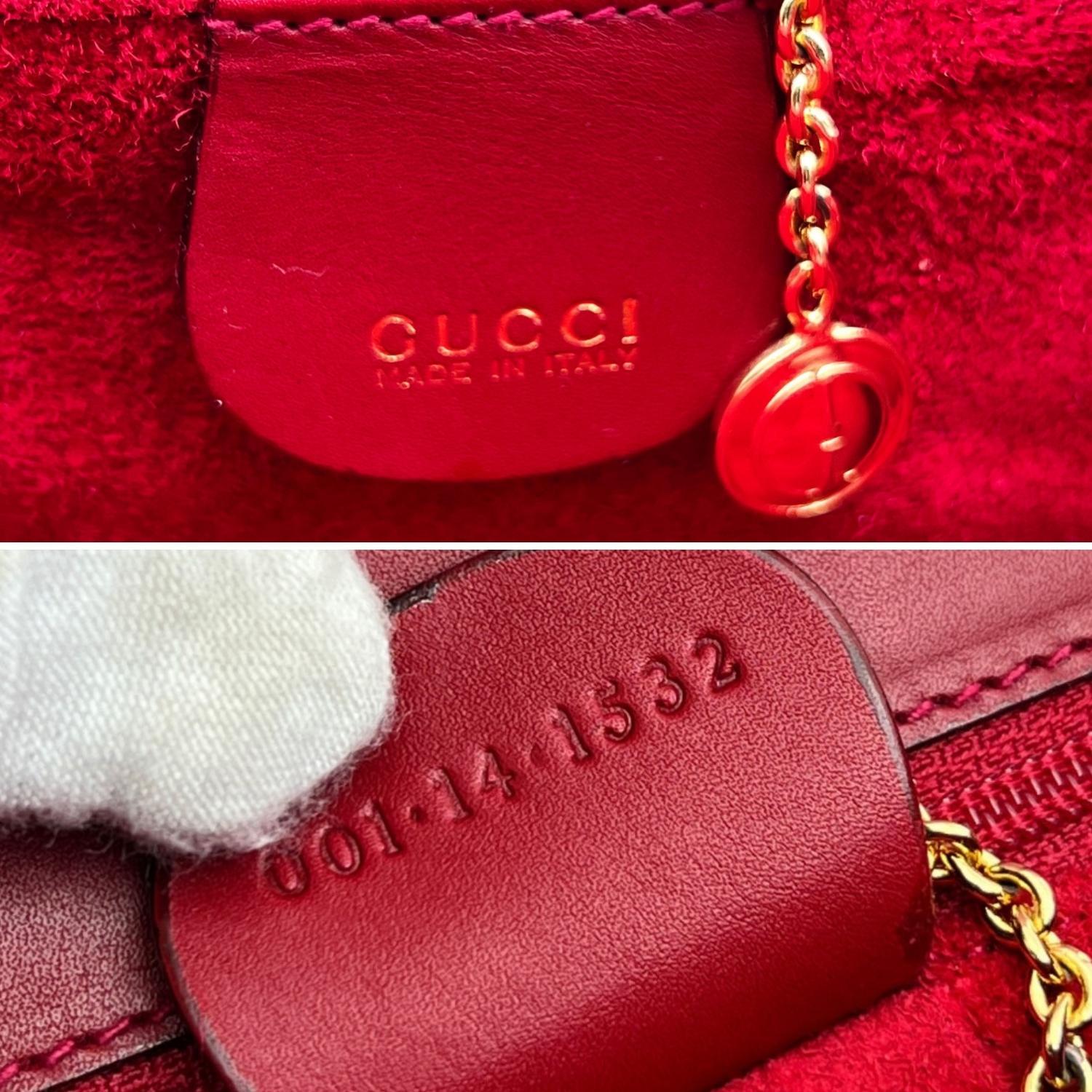 Gucci Vintage Red Leather Crossbody Shoulder Bag Buckle Detail In Excellent Condition In Rome, Rome