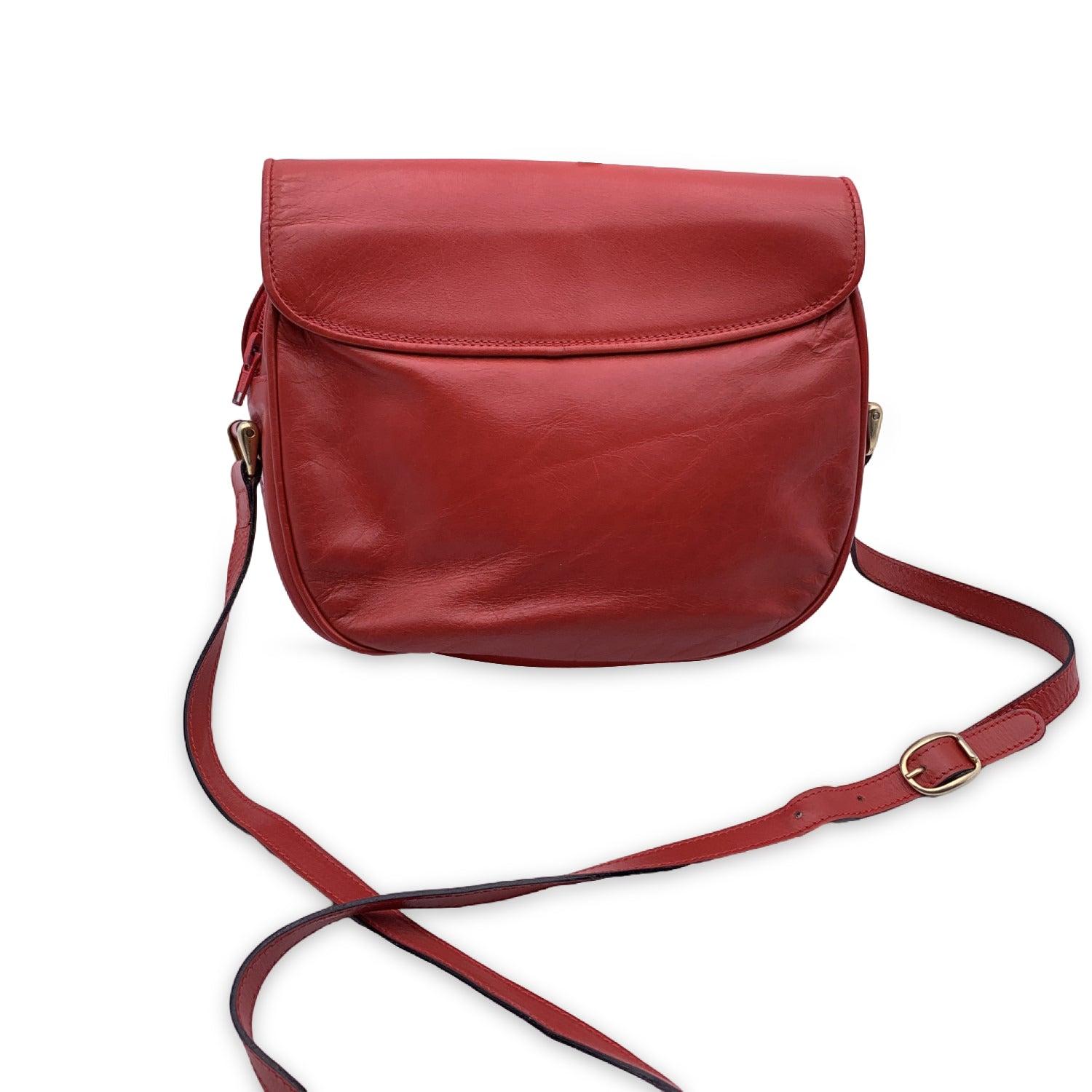 Gucci Vintage Red Leather Flap Crossbody Messenger Bag In Good Condition For Sale In Rome, Rome