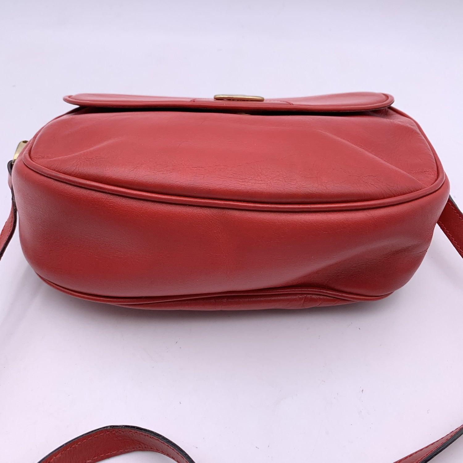 Women's Gucci Vintage Red Leather Flap Crossbody Messenger Bag For Sale