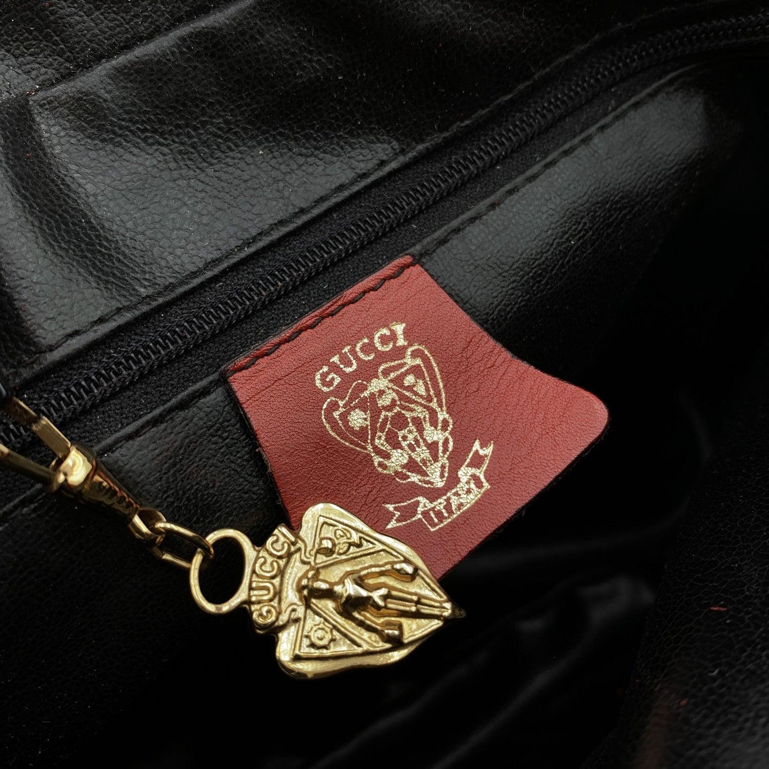 Gucci Vintage Rotes Leder Flap Crossbody Messenger Bag im Angebot 3