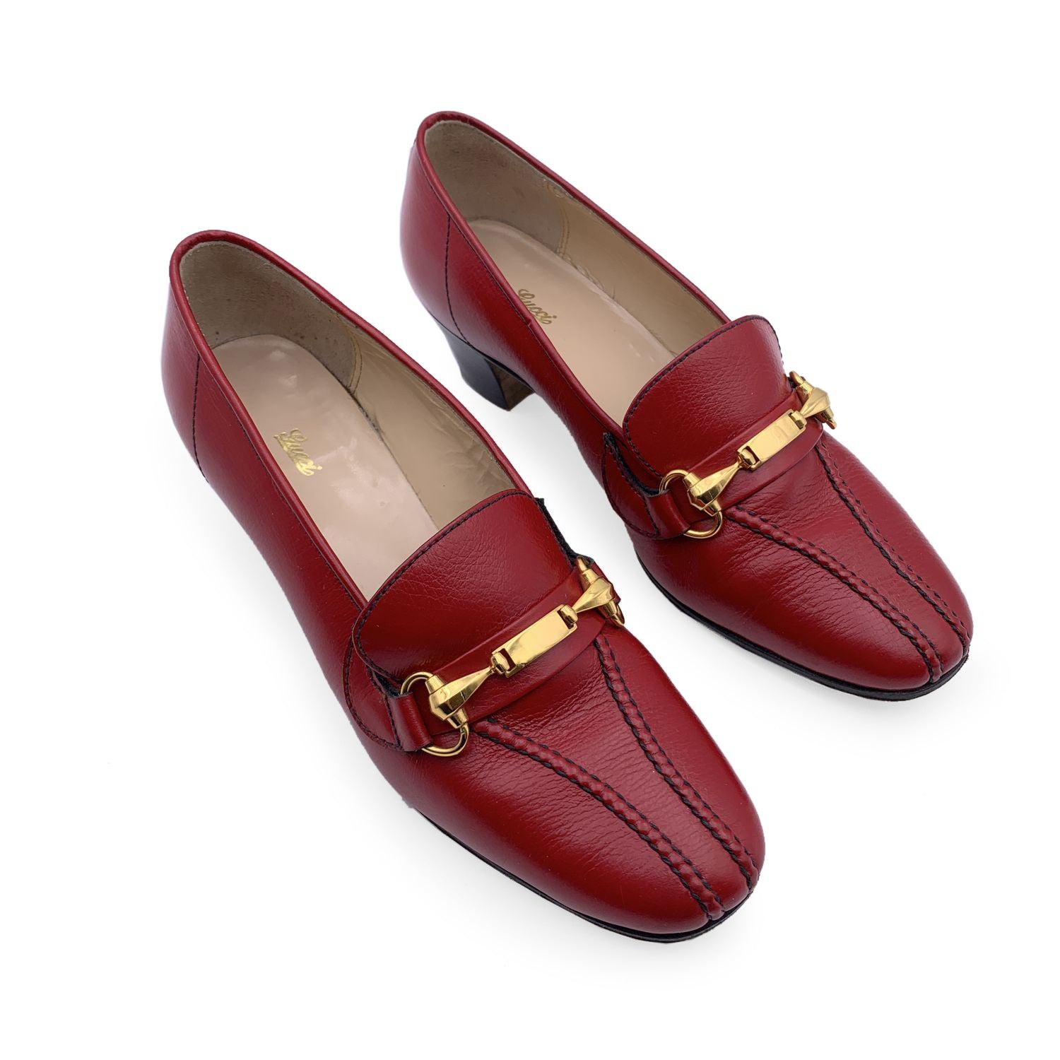 Schöne Vintage GUCCI rote Leder halbhohe Schuhe. Gefertigt aus rotem Leder mit goldfarbenen Horsebit-Details an den Zehen. Sie haben eine runde Zehenpartie und sind zum Hineinschlüpfen geeignet. Ledersohle. Hergestellt in Italien. Größe: EU 35.5