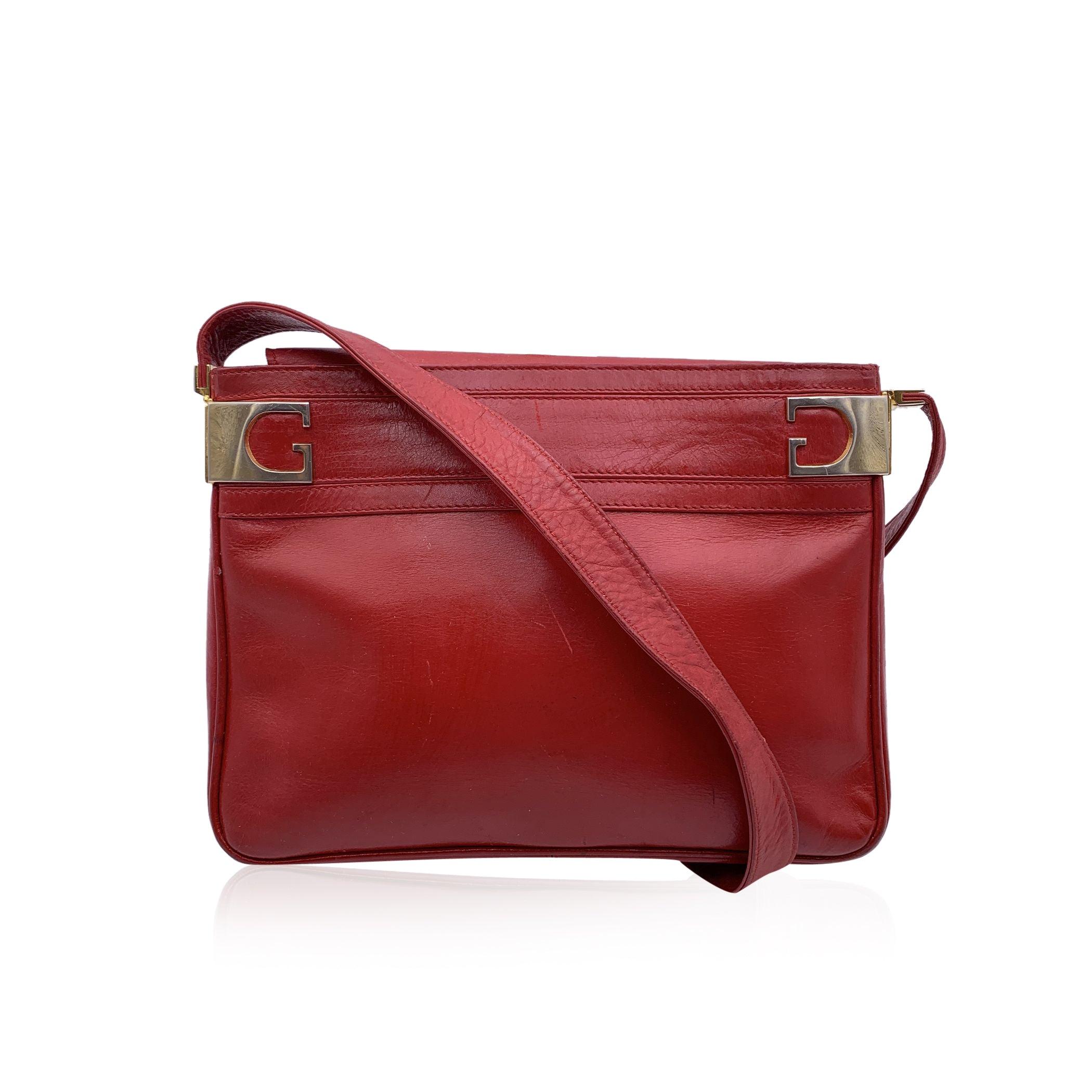Gucci Vintage Red Leather Rectangular Bucket Shoulder Bag In Good Condition For Sale In Rome, Rome