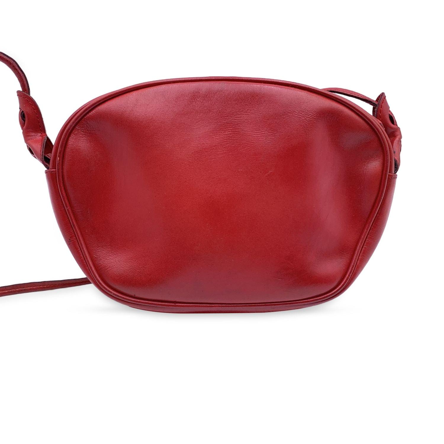 Gucci Vintage Red Leather Small Crossbody Messenger Bag In Good Condition For Sale In Rome, Rome