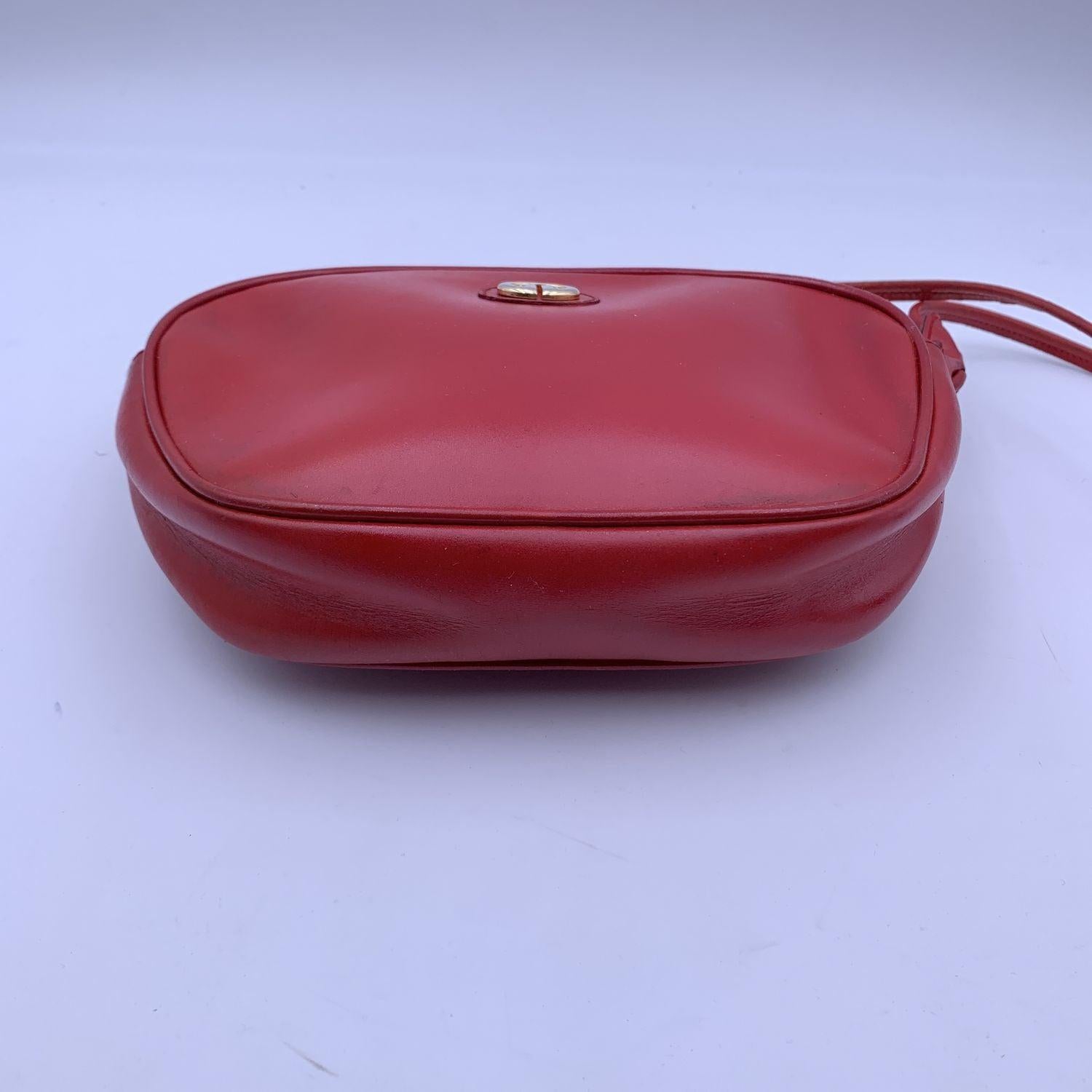 Women's Gucci Vintage Red Leather Small Crossbody Messenger Bag For Sale
