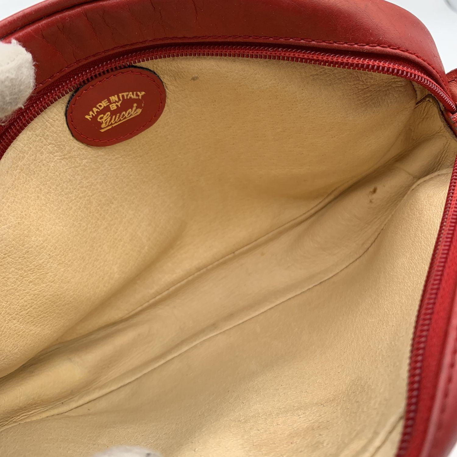 Petit sac bandoulière de messager Gucci vintage en cuir rouge en vente 1