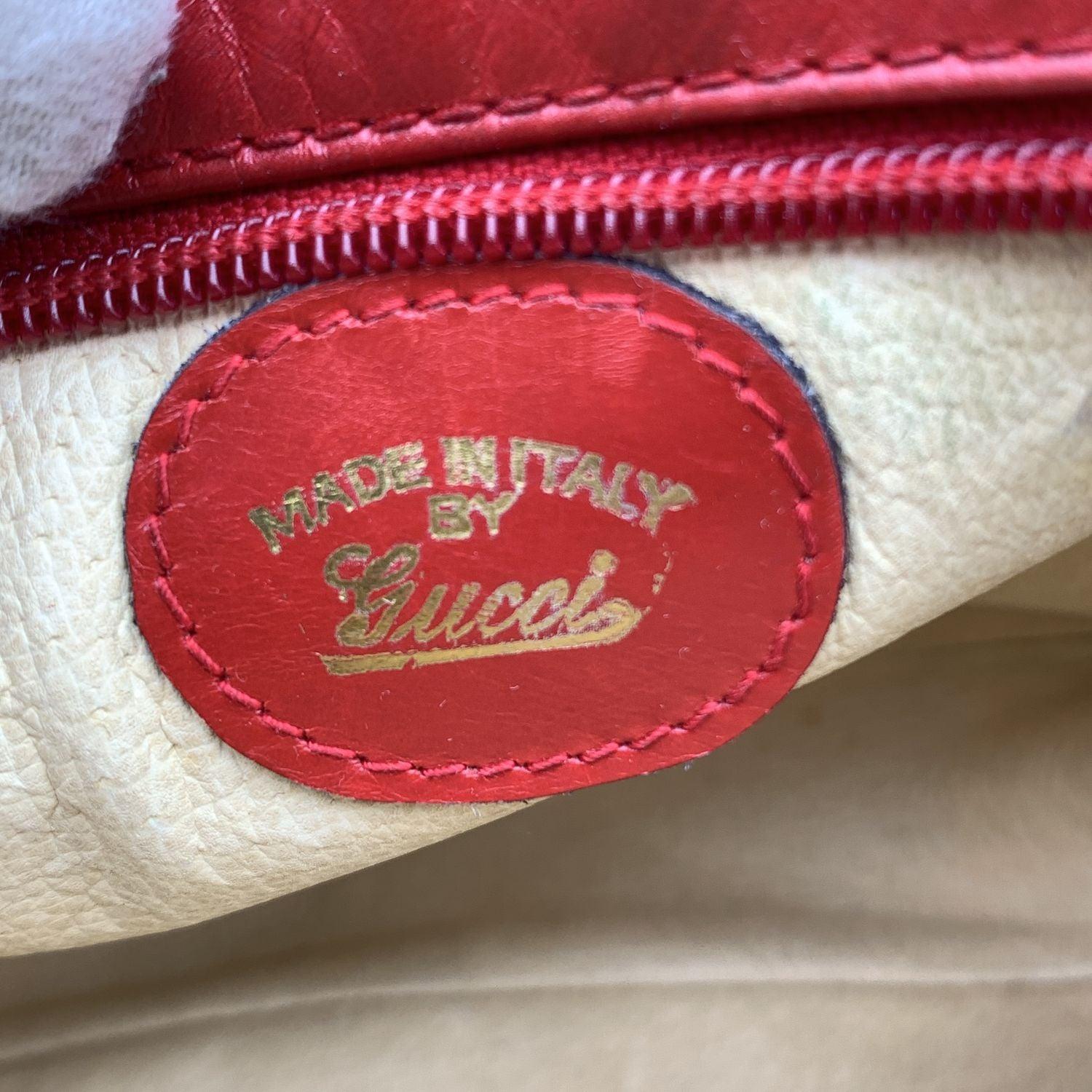 Petit sac bandoulière de messager Gucci vintage en cuir rouge en vente 2