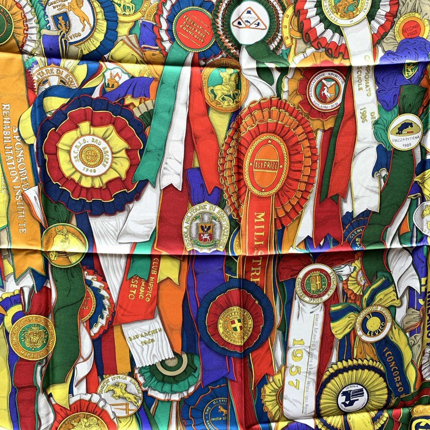 Gucci Vintage Seidenschal aus den 80er Jahren. Es zeigt mehrfarbige Bänder und Pferderennen Auszeichnungen Rosetten Design auf rotem Hintergrund. Handgerollter Saum. 100% Seide. Abmessungen: 35 x 35 Zoll - 90 x 90 cm. Aufgedruckte GUCCI-Signatur.
