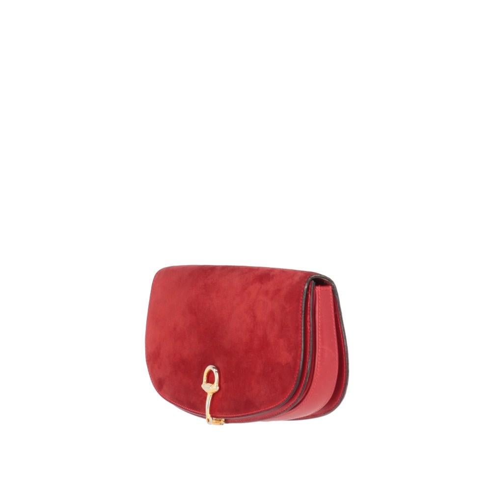 Gucci red suede and leather 80s purse. Bellows design with gold-tone metal horsebit lock. Black leather lining.

Width: 23,5 cm
Height: 9 cm
Depth: 6 cm

Product code: X2207

Notes: The product shows dark edges and signs of use on the leather, as