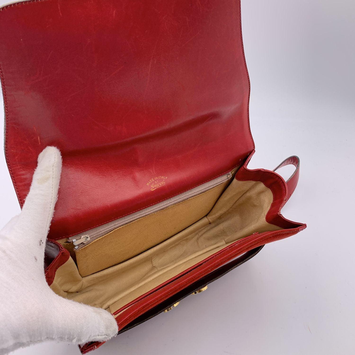 Gucci Vintage Rote Umhängetasche aus Wildleder und Leder im Angebot 1