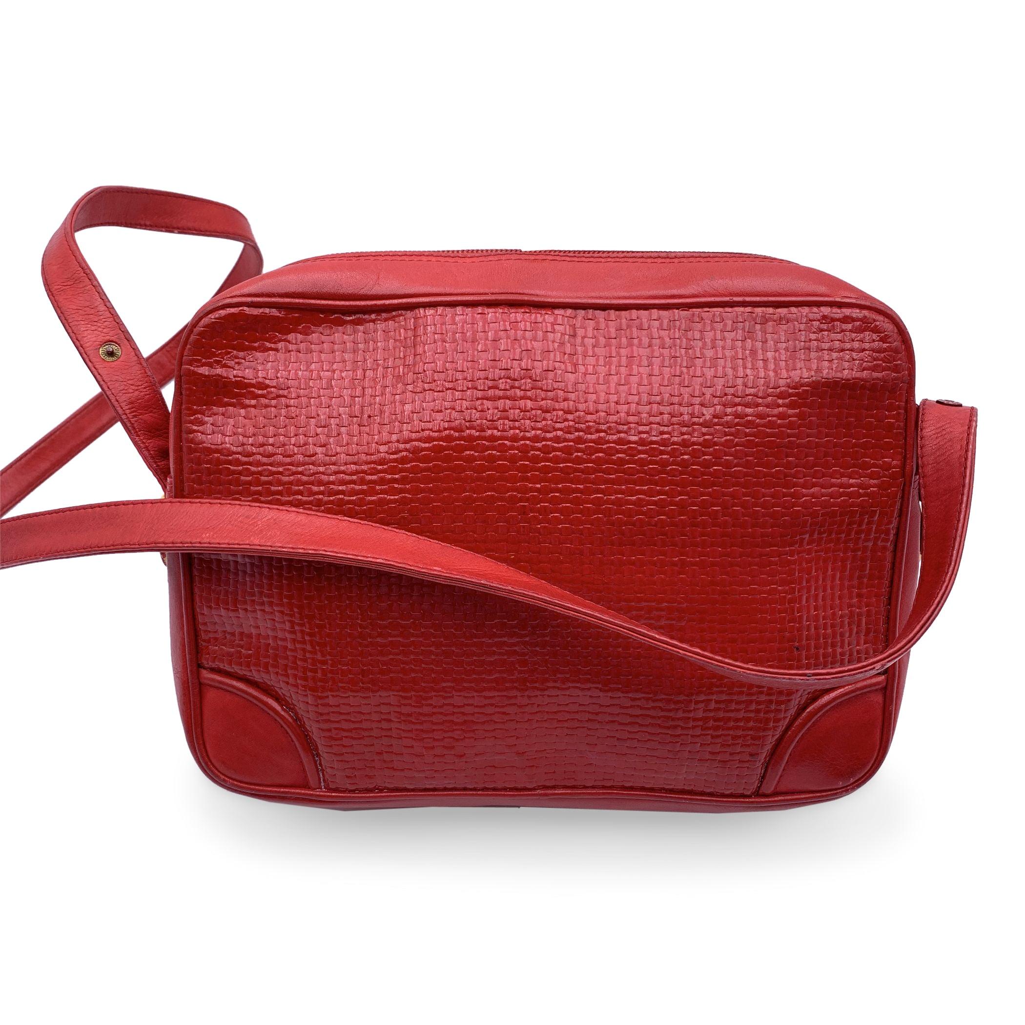 Gucci Vintage Red Textured Leather Shoulder Messenger Bag In Good Condition For Sale In Rome, Rome