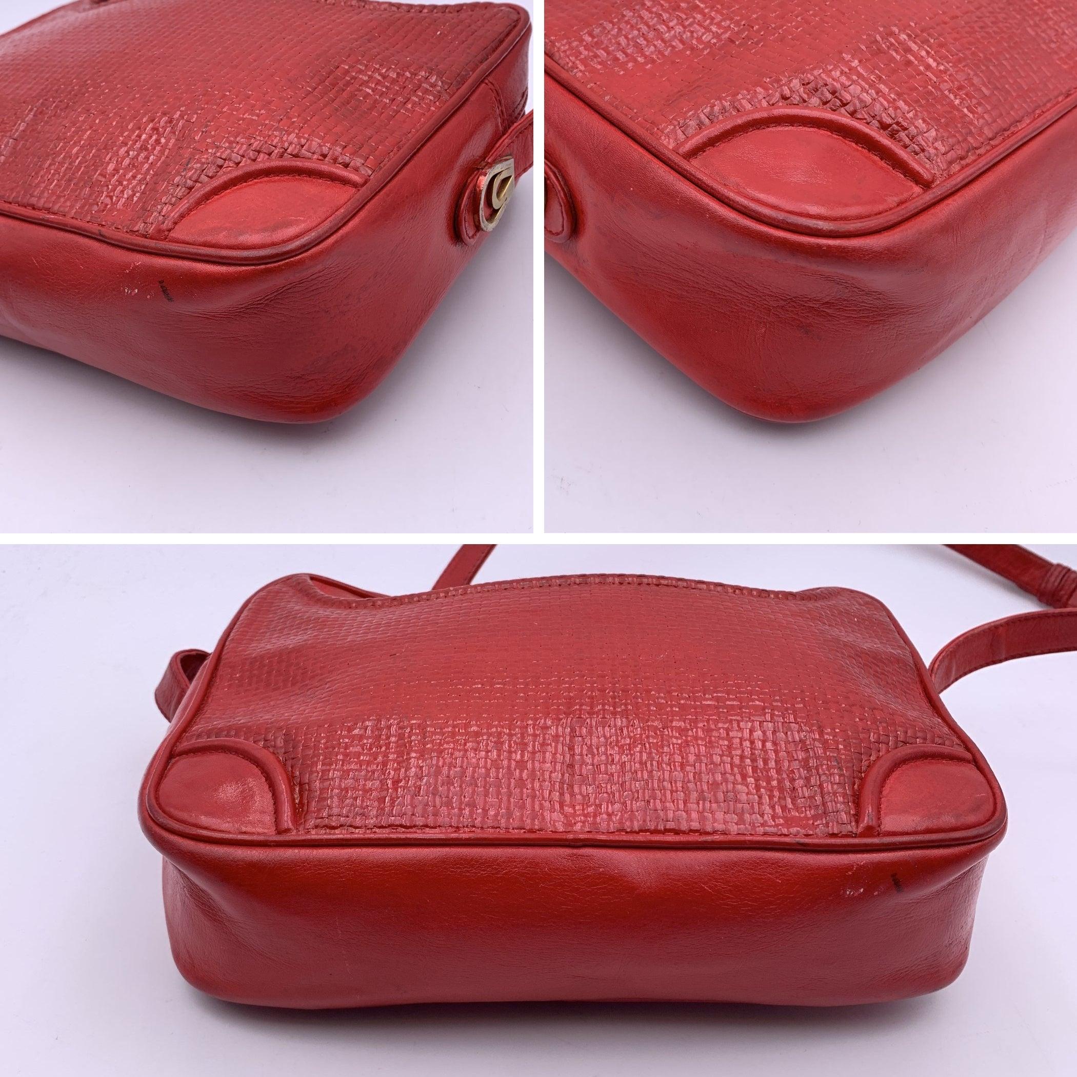 Women's Gucci Vintage Red Textured Leather Shoulder Messenger Bag For Sale