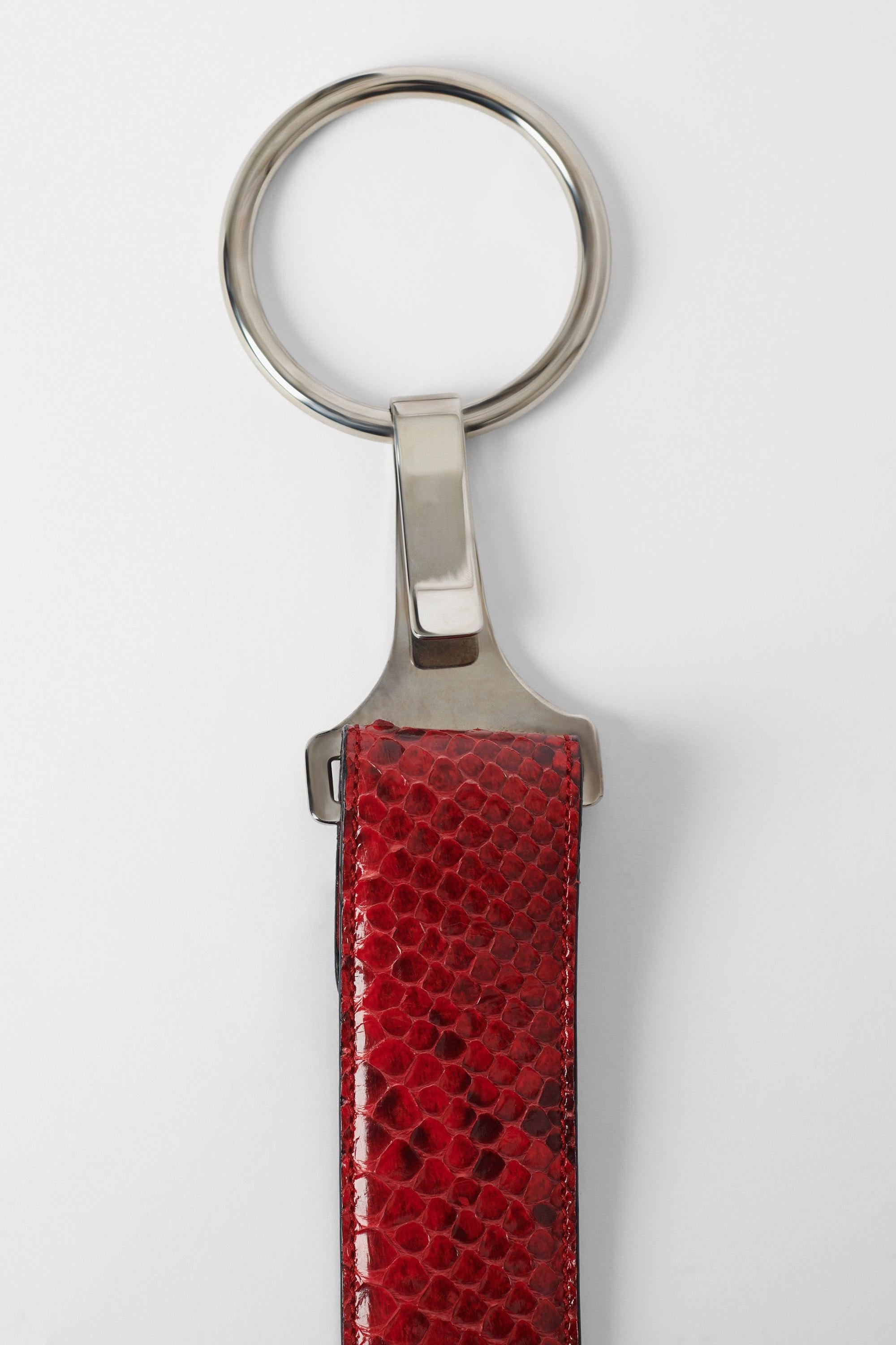 Cintura vintage primavera/estate 1996 in pitone rosso di Tom Ford for Gucci. Oggetto raro. Caratterizzato da una rara pelle di pitone rosso con chiusura a gancio con logo argentato e fibbia circolare. In ottime condizioni. Come si vede in