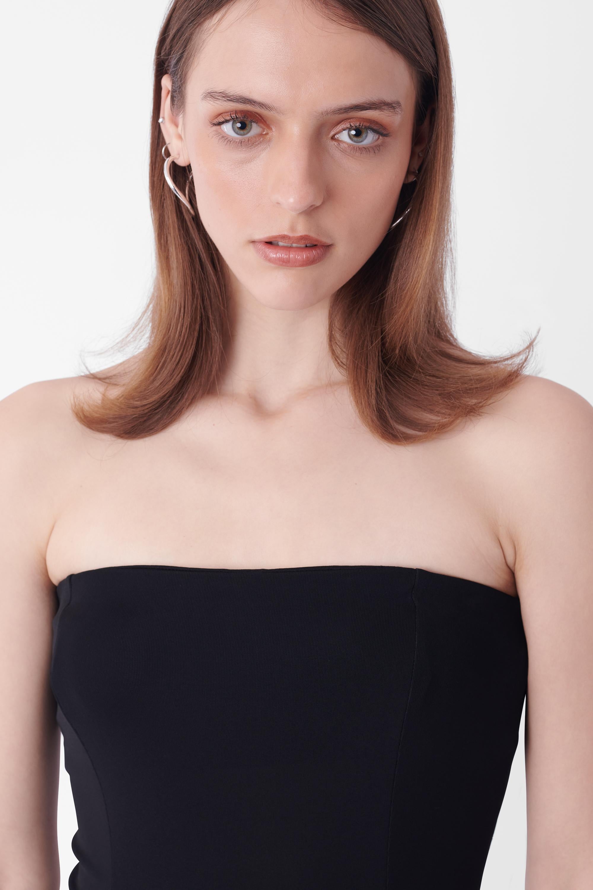 Tom Ford for Gucci Spring Summer 1998 tube dress with iconic leather and G-buckle detailing from the season. Features sleeveless tube neckline, hip leather and buckle detailing in maxi length. In excellent vintage condition.
Brand: Gucci
Size: UK