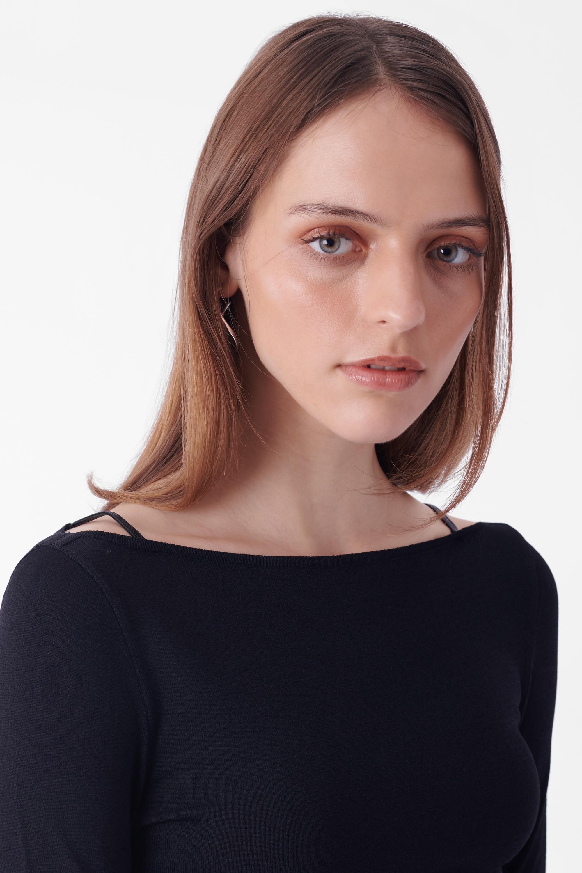 Tom Ford for Gucci Spring Summer 1998 black runway dress. Features long sleeves, iconic leather shoulder detail straps and body-con style in midi length. In excellent vintage condition. As seen on the runway.

Brand: Gucci
Size: UK 8
Color: