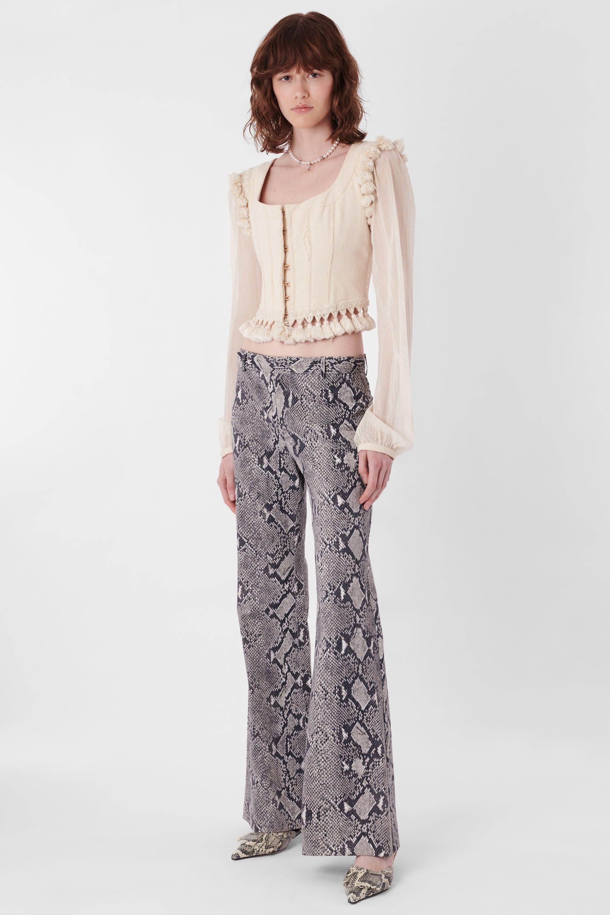 Gucci by Tom Ford S/S 2000 Pantalon imprimé python. Imprimé python, coupe évasée à taille basse, deux poches arrière, fermeture à glissière et crochet, passants de ceinture. Vintage, en excellent état.

Porté avec notre 'Dolce & Gabbana Vintage S/S