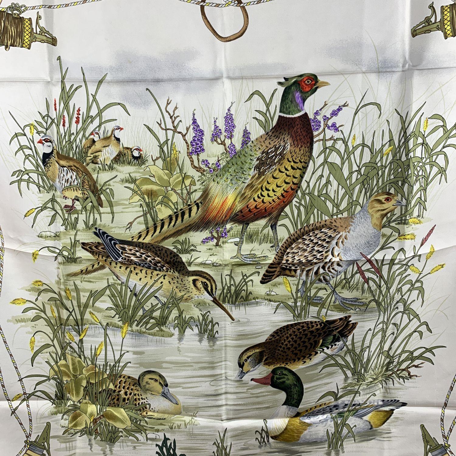 Schöner Gucci Vintage Seidenschal mit einem schönen Enten und Fasanen Design. Zusammensetzung: 100 % Seide. Burgundische Grenzen. Gucci-Aufdruck auf dem Schal. Abmessungen: 34 x 34 Zoll - 86::4 x 86::4 cm



Details

MATERIAL: Seide

FARBE: