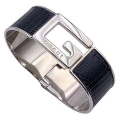 Armreif aus silbernem und schwarzem Metall mit G-Logo von Gucci