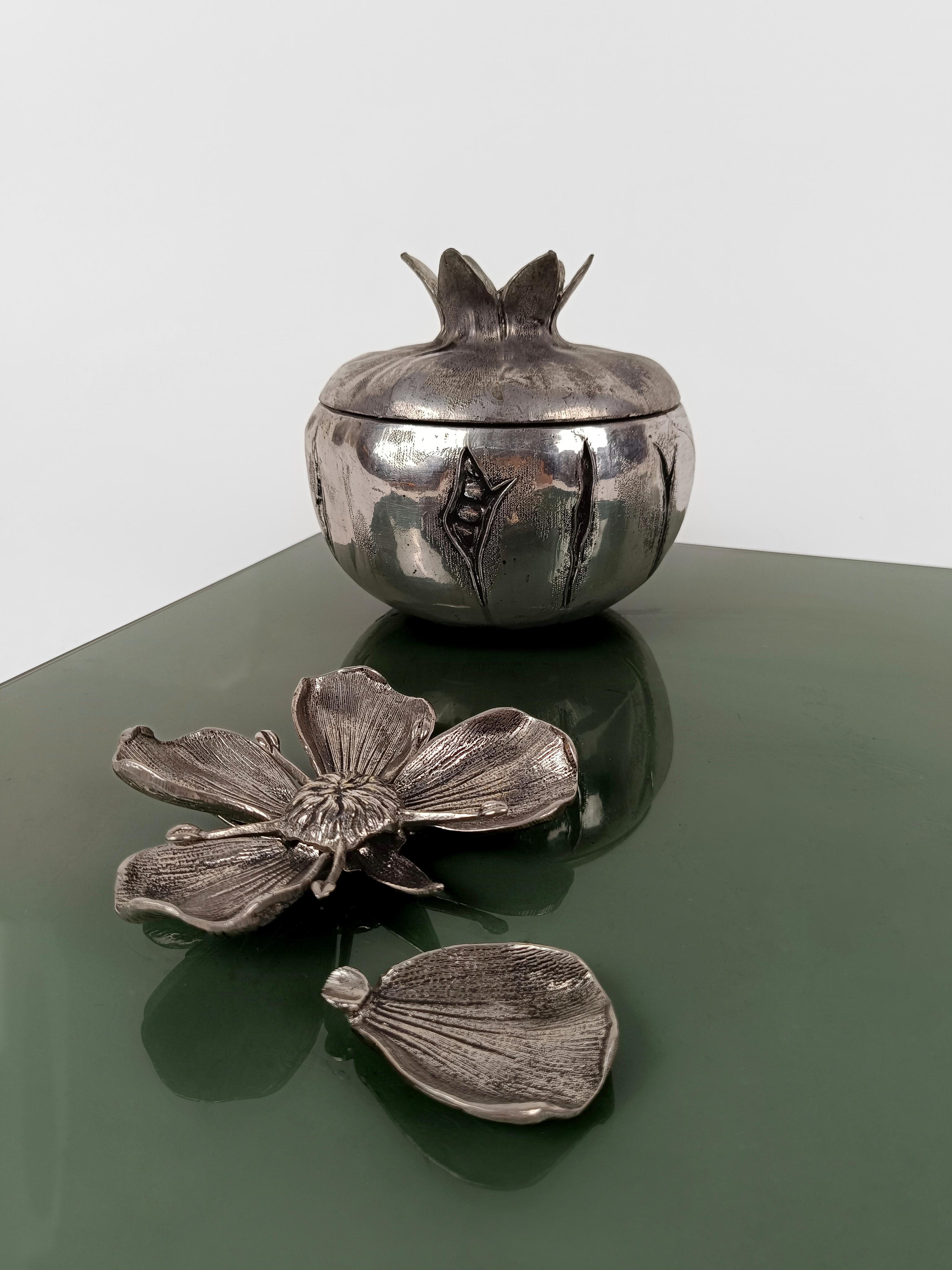 A fabulous ashtray dating back to around the 70s but also a stunning decorative element for your home today
I imagine it as a paperweight on a desk or on a coffee table in smoked green glass (as in the photos) to reproduce an aquatic flower, such as