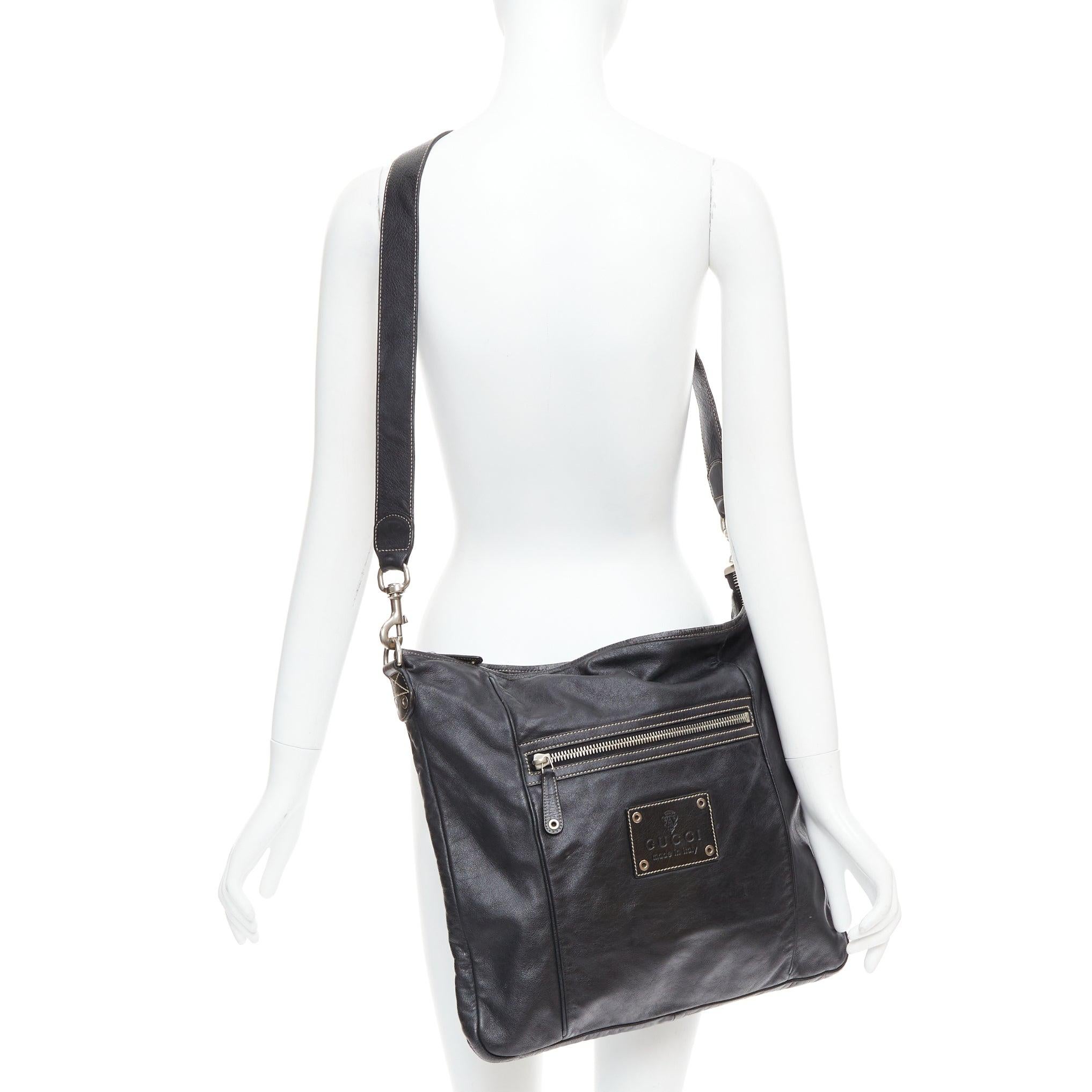 GUCCI Vintage Sima black leather crest logo crossbody bag
Reference: NILI/A00073
Brand: Gucci
Collection: Sima
Material: Leather
Color: Black, Silver
Pattern: Solid
Closure: Zip
Lining: Black Fabric
Extra Details: Silver-Tone Hardware. Single
