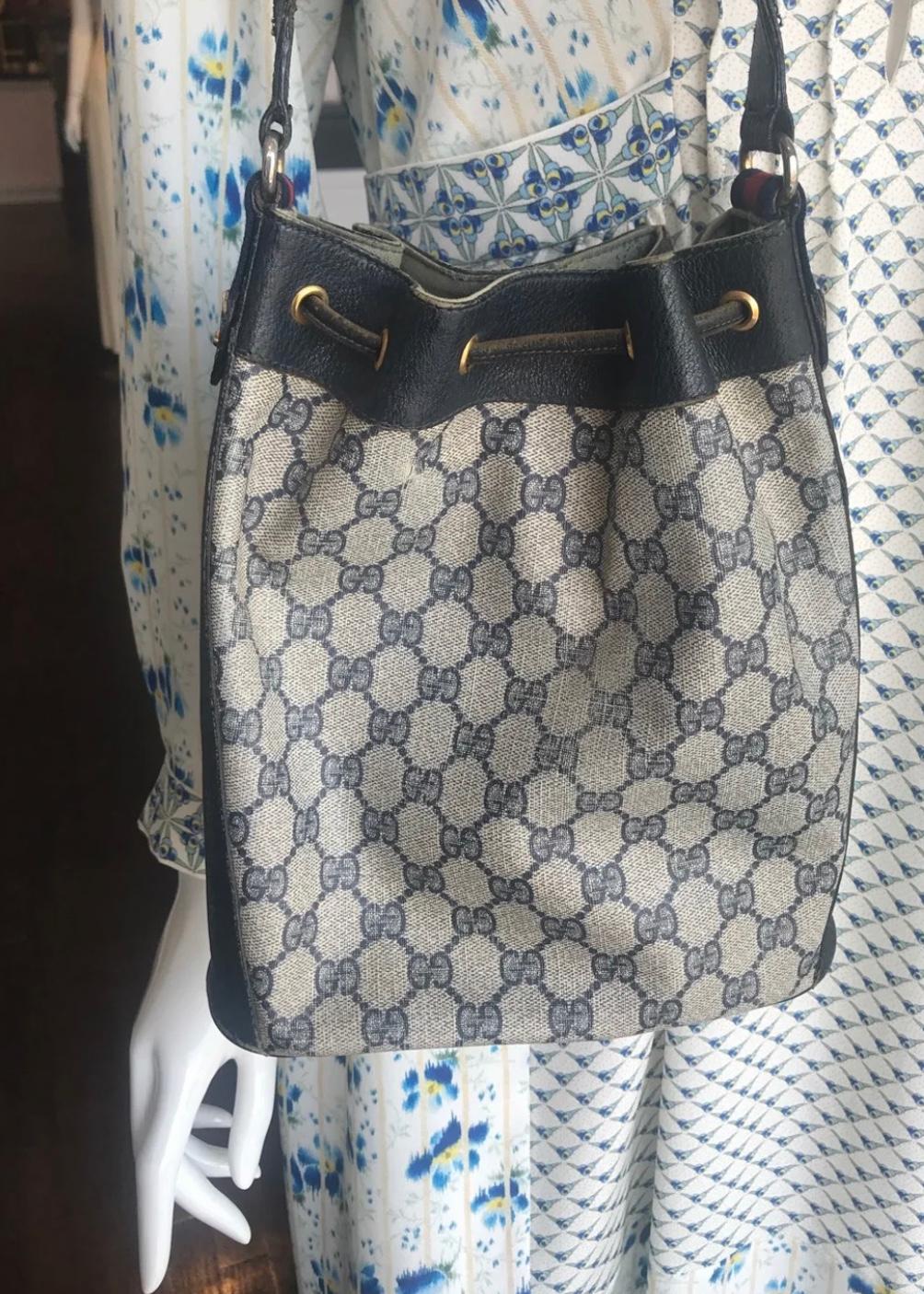 Gucci Vintage Small Bucket Messenger Bag In Fair Condition For Sale In Roslyn, NY
