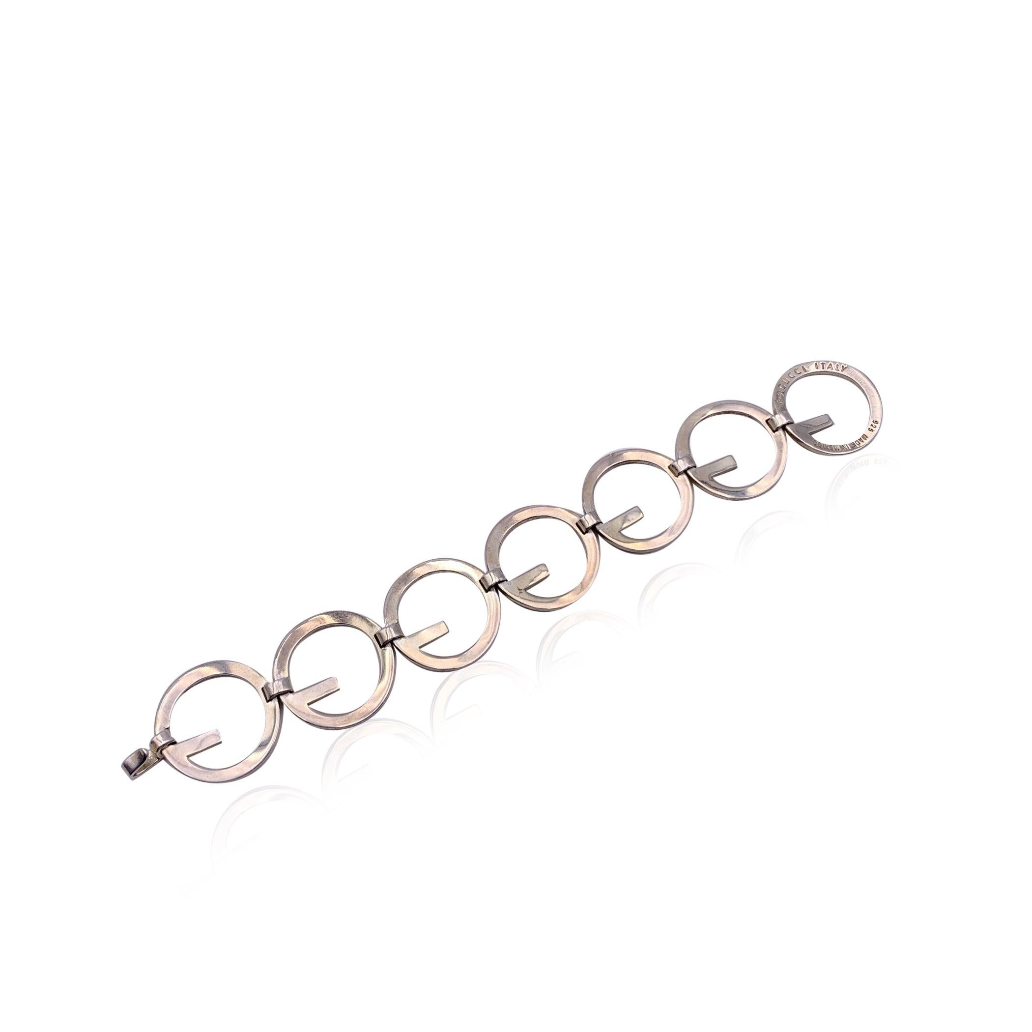 Vintage bracelet by Gucci. Made in sterling silver. G-shaped chain link. 'Gucci Italy', '925' and 'Made in Mexico' engraved on the bracelet. Total lenght: 7 inches - 17.8 cm Condition B - VERY GOOD Gently used.Minimal darkness on silver. Please,