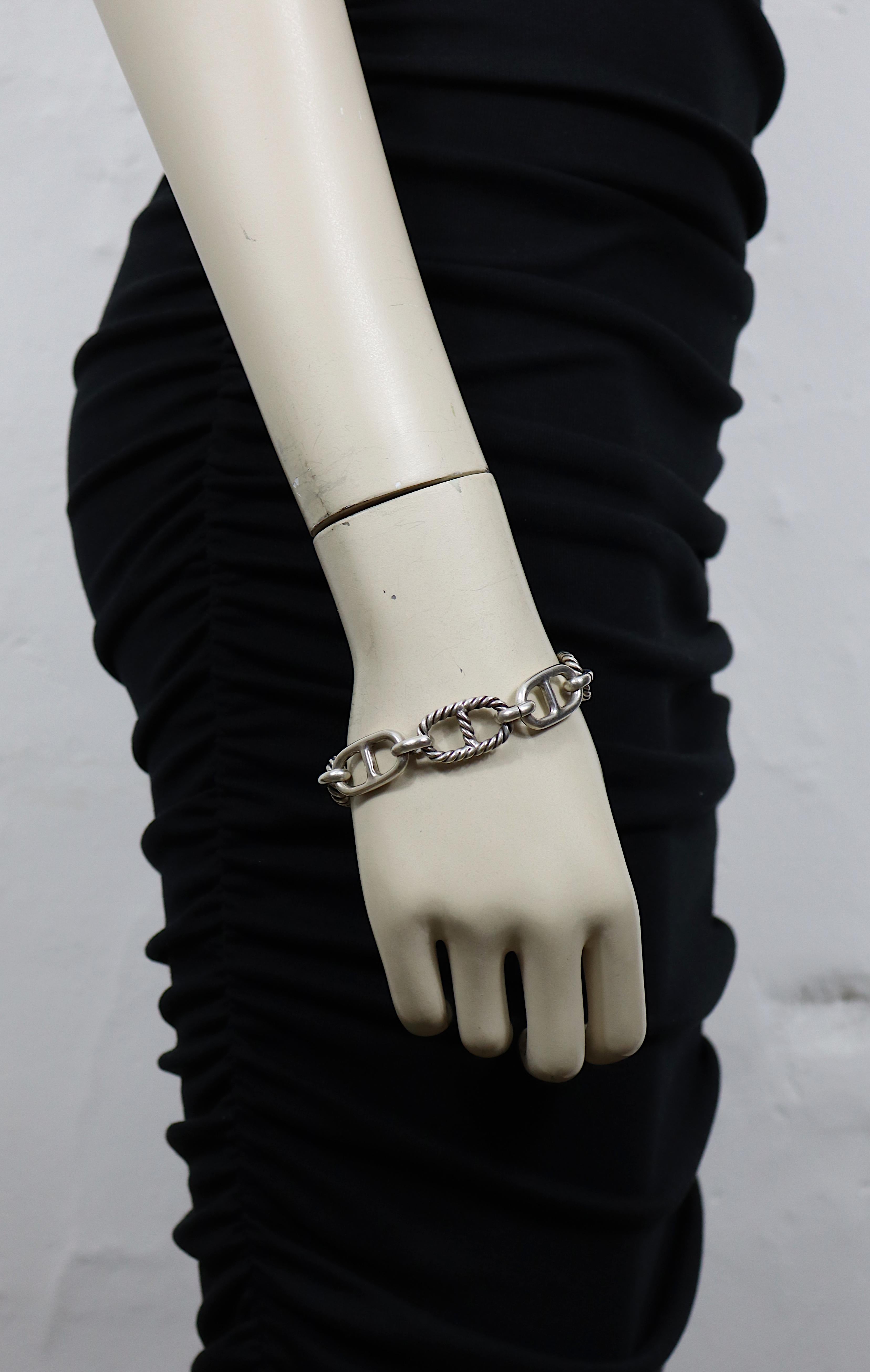 GUCCI vintage sterling silver anchor chain link bracelet.

Round toggle clasp.

Embossed  GUCCI (partially erased) - Made in Italy (partially erased) - Sterling (partially erased) - 925 in an oval cartouche and Florence mark (star + 195 +