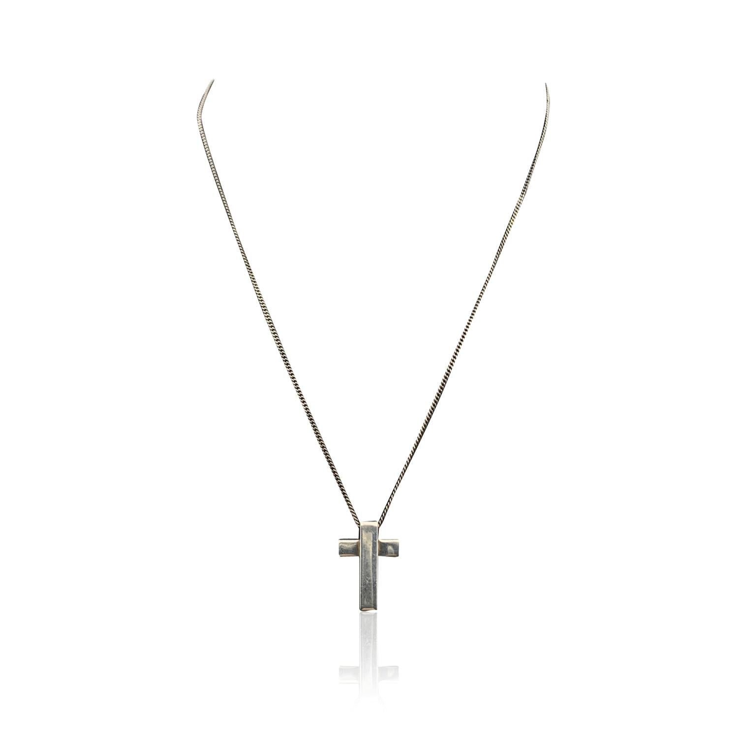 Classic unisex chain necklace by Gucci, with sterling silver cross pendant. Lobster closure. Total length of the chain: 18.5 inches - 47 cm. Pendant height: 1 inch - 2.5 cm. 'Gucci - made in Italy' and '925' hallmark engraved on the