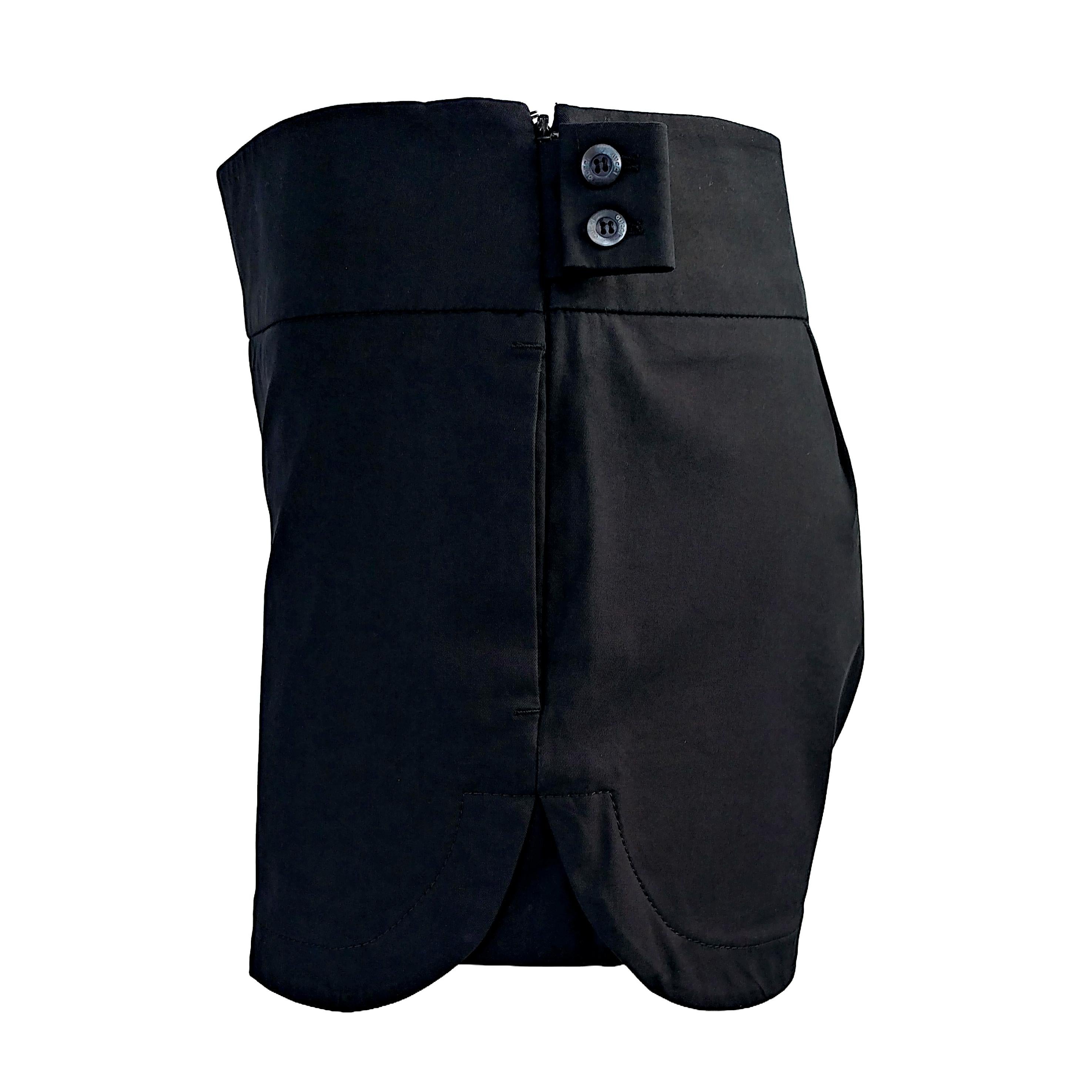 Introducing these Gucci black cotton shorts, a vintage gem with a touch of history. Crafted for both style and functionality, these shorts feature two side pockets, providing practical storage without compromising on design. The left side is adorned