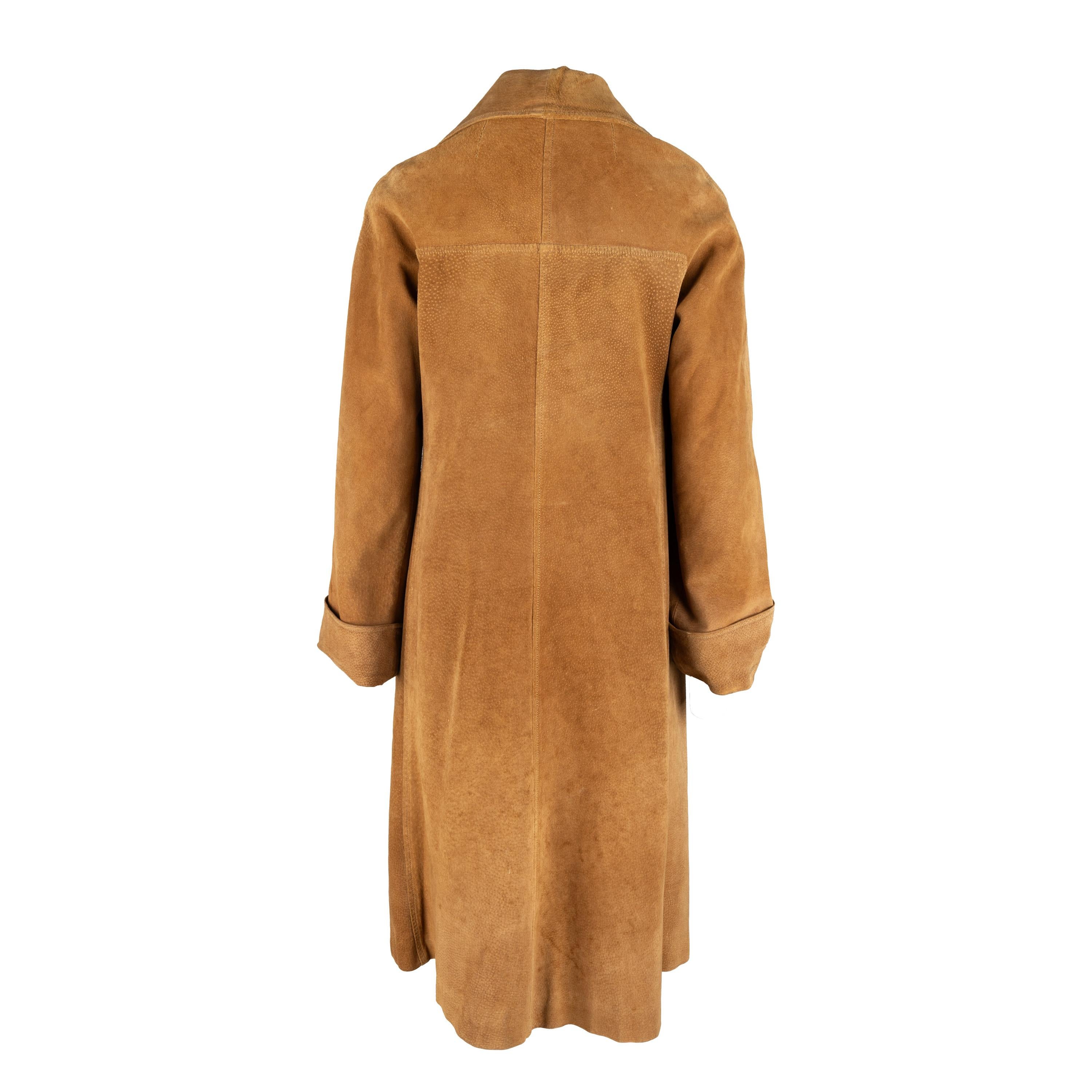 This Gucci Vintage Suede Long Jacket is crafted from suede leather in burnt orange hue.  With a long flowy silhouette and a winged collar, this jacket is the perfect throwback to the 90s, complete with two side pockets and folded sleeve