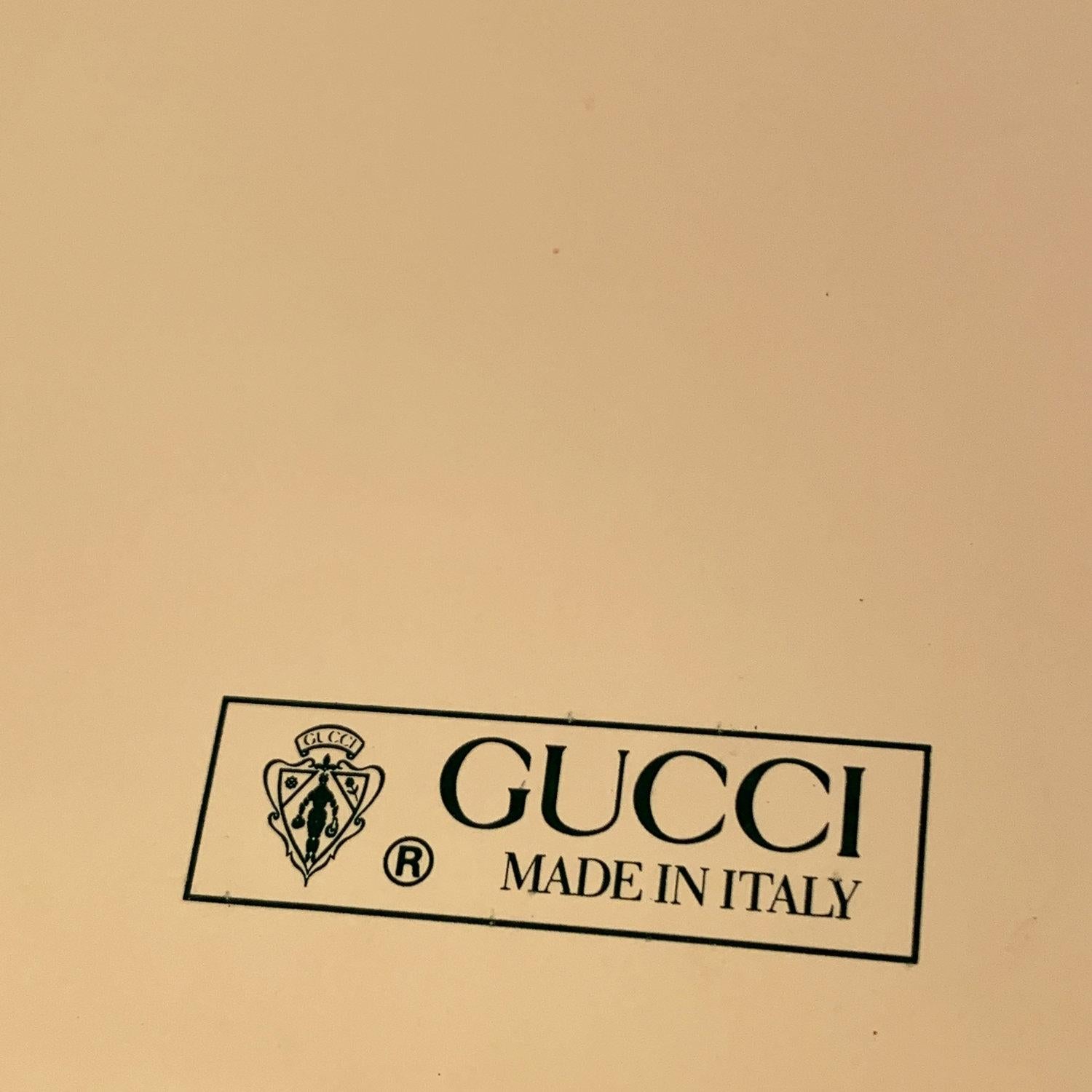 Elegant vintage 1988 agenda by GUCCI crafted in tan leather. It features a five ring binder inside and daily sheets of the year 1988. 1 pen holdder with a ballpoint pen in wood and gold metal. 1 open slot inside for papers. 'GUCCI - Made in Italy'