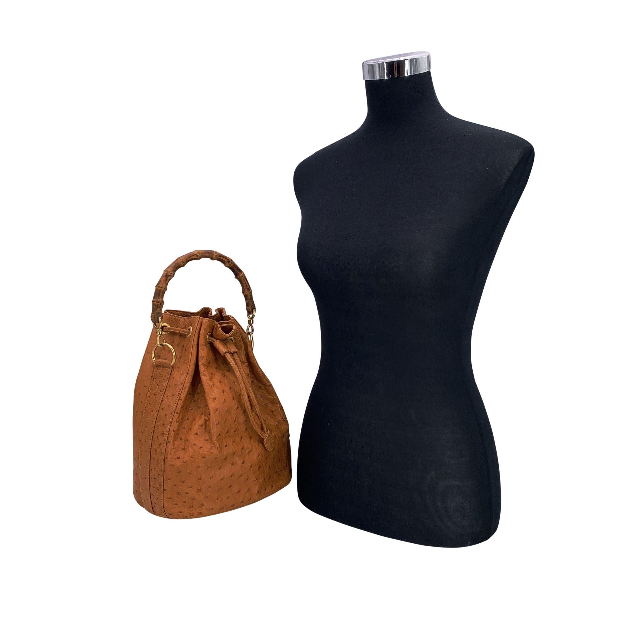 Diese Eimer-Handtasche von Gucci im Vintage-Stil ist ein Statement, das zeitlose Eleganz und funktionales Design nahtlos miteinander verbindet. Sie ist aus strukturiertem Leder in sattem Hellbraun gefertigt und strahlt mit jedem Detail Luxus aus.