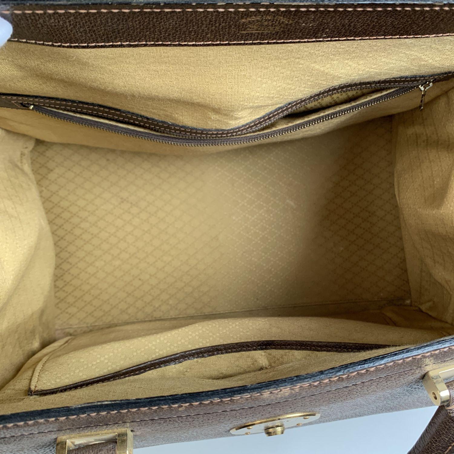 Splendid vintage travel weekend bag by GUCCI, from the early 1970s. With gold metal hardware. It features an upper lock and snap closure + security key closure on sides (keys are not included). Double top carry handles. 5 protective bottom feet.