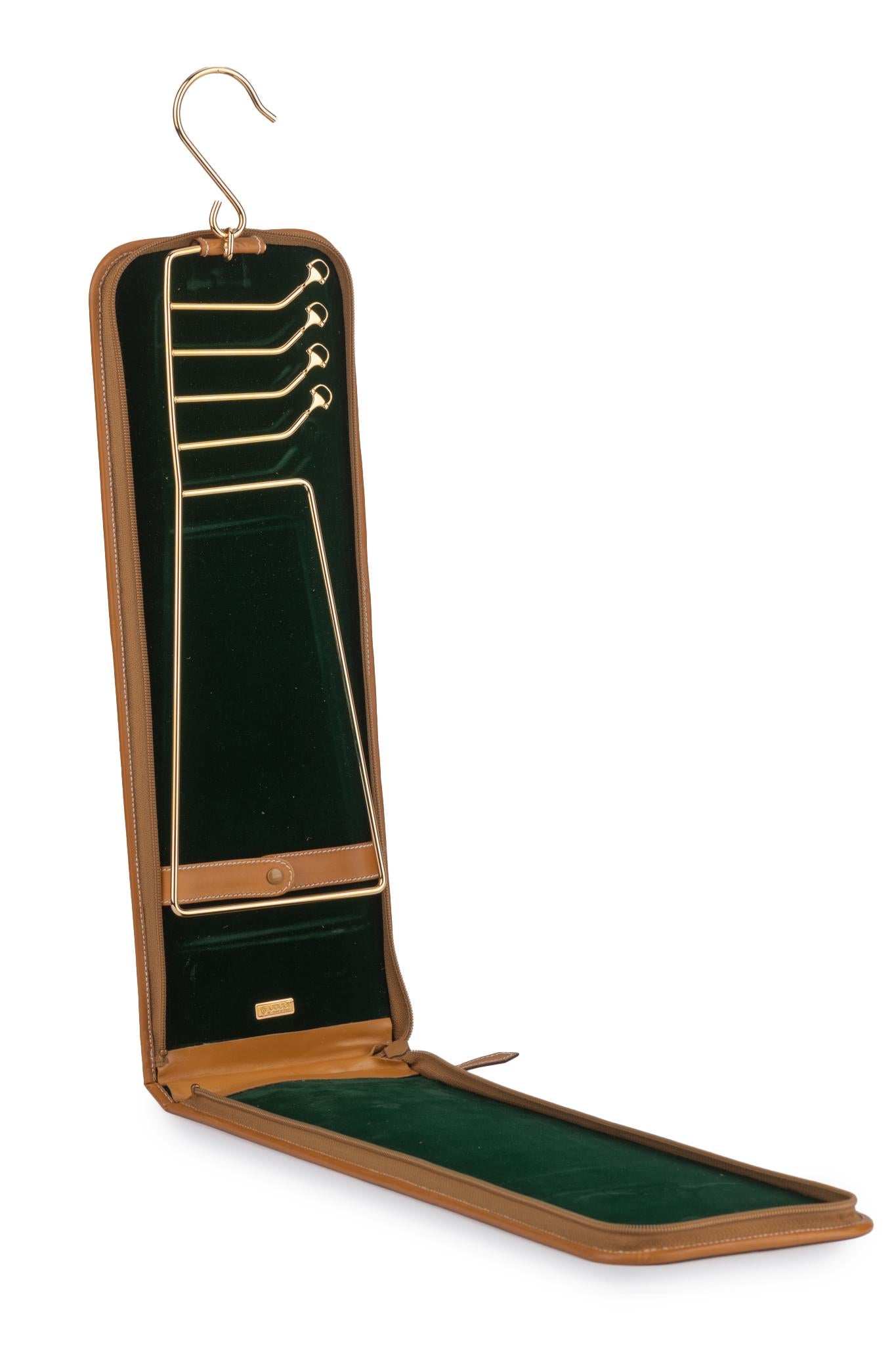 Coffret de voyage à cravates Gucci rare et de collection, motif extérieur monogramme signature et intérieur vert velours. Accessoires dorés. Garniture en cuir marron. Excellent état. Livré avec sa boîte verte d'origine. 