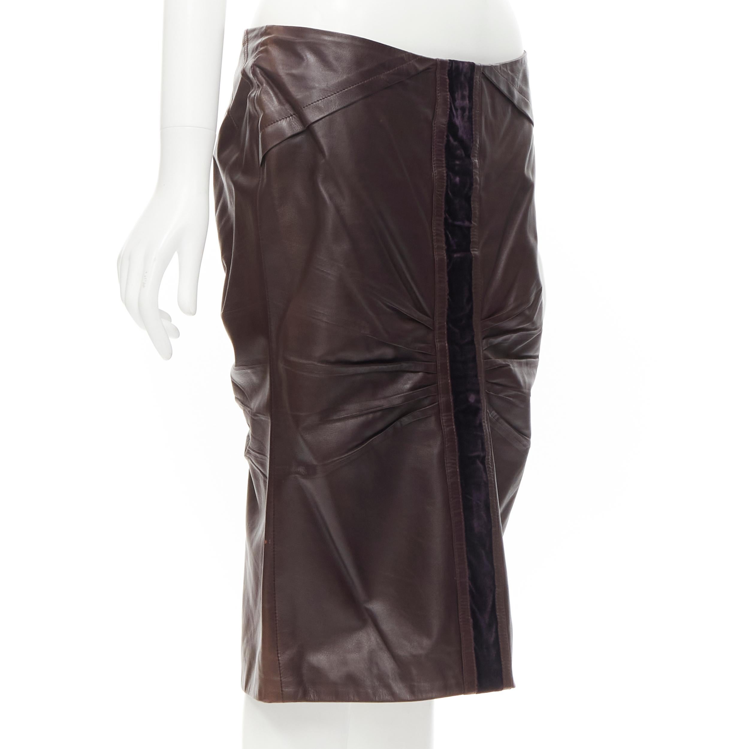 Noir GUCCI Vintage Tom Ford jupe en cuir bordeaux foncé avec bordures en velours IT42 M en vente