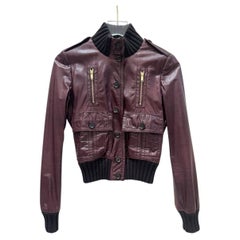 Chaqueta vintage de Gucci de la época de Tom Ford, de piel napa color burdeos, talla 38
