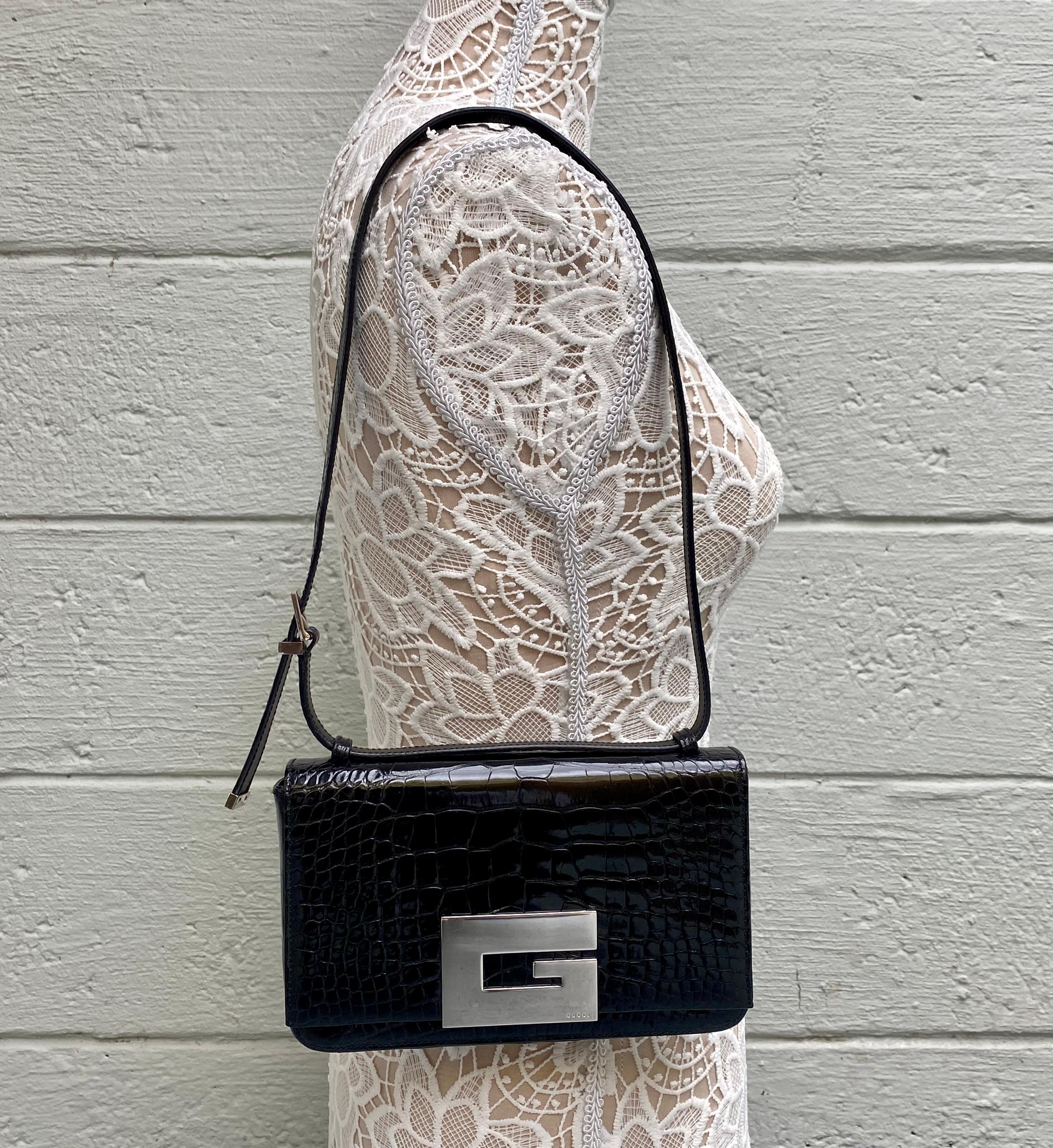 Lo último en artesanía de lujo para la fabricación de bolsos exóticos. La icónica casa Gucci siempre nos ofrece piezas clásicas y atemporales. Este rarísimo bolso de principios de los 90 lleva la creación atemporal a un nuevo nivel de sofisticación